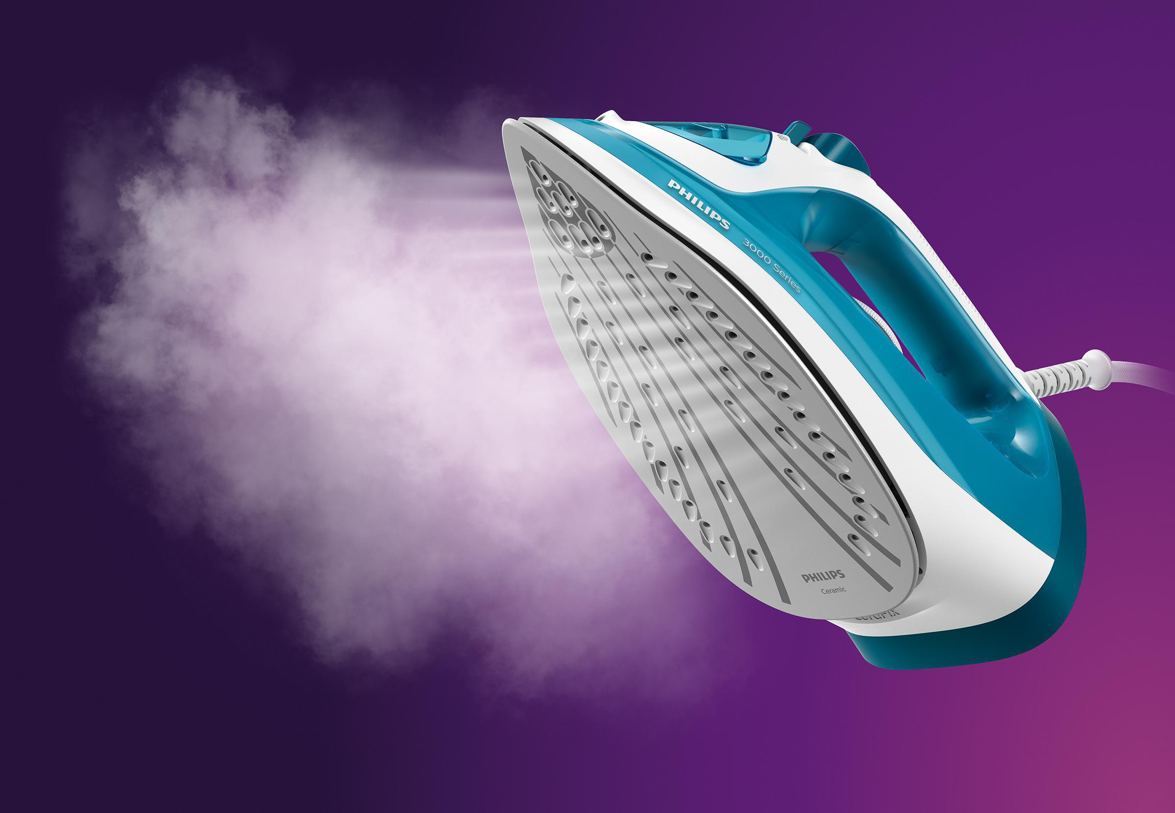 Blau-weißes Philips-Bügeleisen, das dampft; lila Hintergrund.