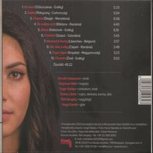 Egy CD borítójának hátulja egy nő arcával, a számlistával és a stáblistával.