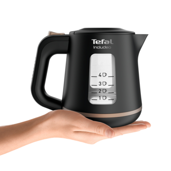 Fekete Tefal elektromos vízforraló kézben. Vízszintjelzővel rendelkezik.