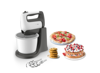Kézi mixer tál, pizza, sütemény és kekszek fehér háttéren.
