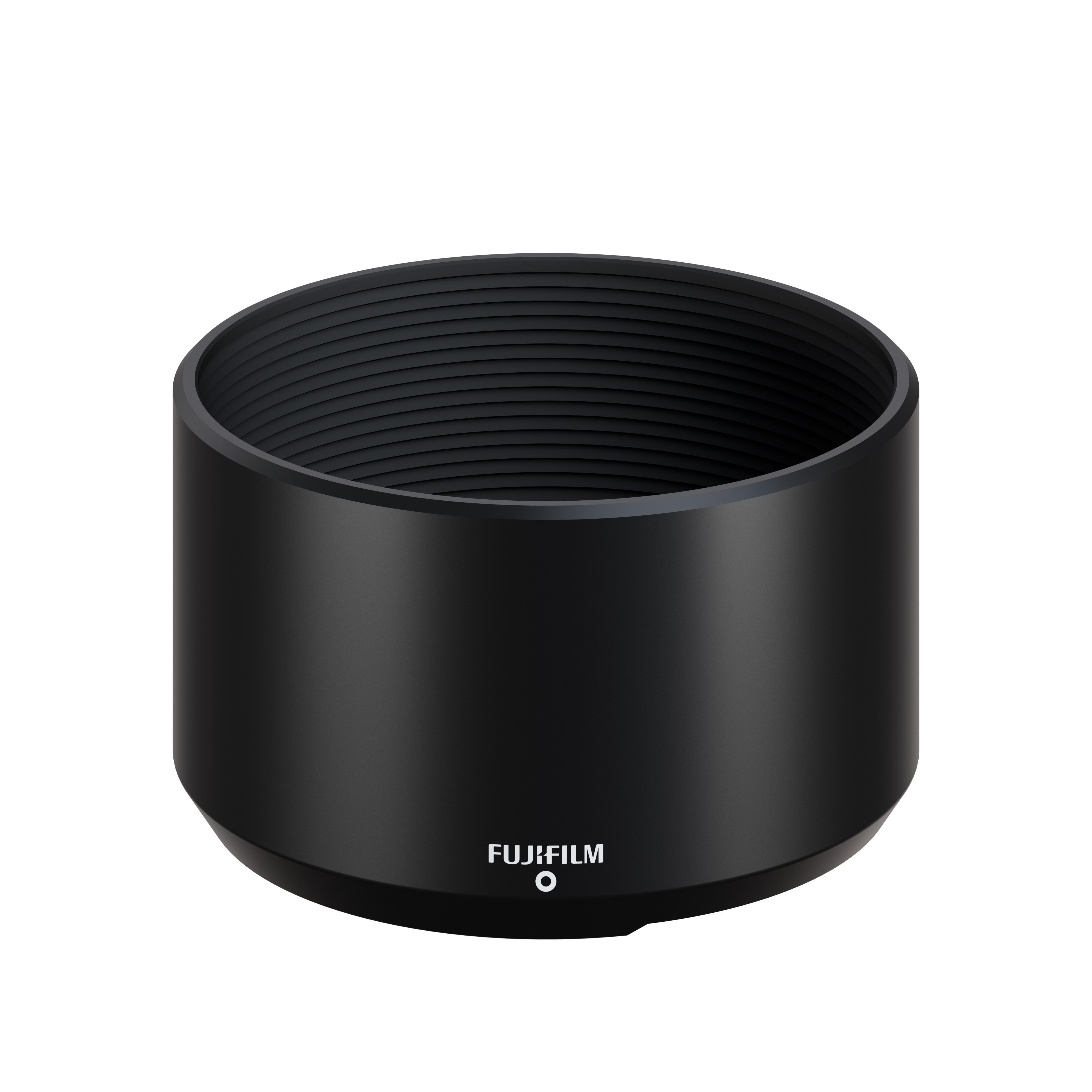 Eine schwarze Objektivsonnenblende, zylindrisch geformt. Der Markenname ist Fujifilm.