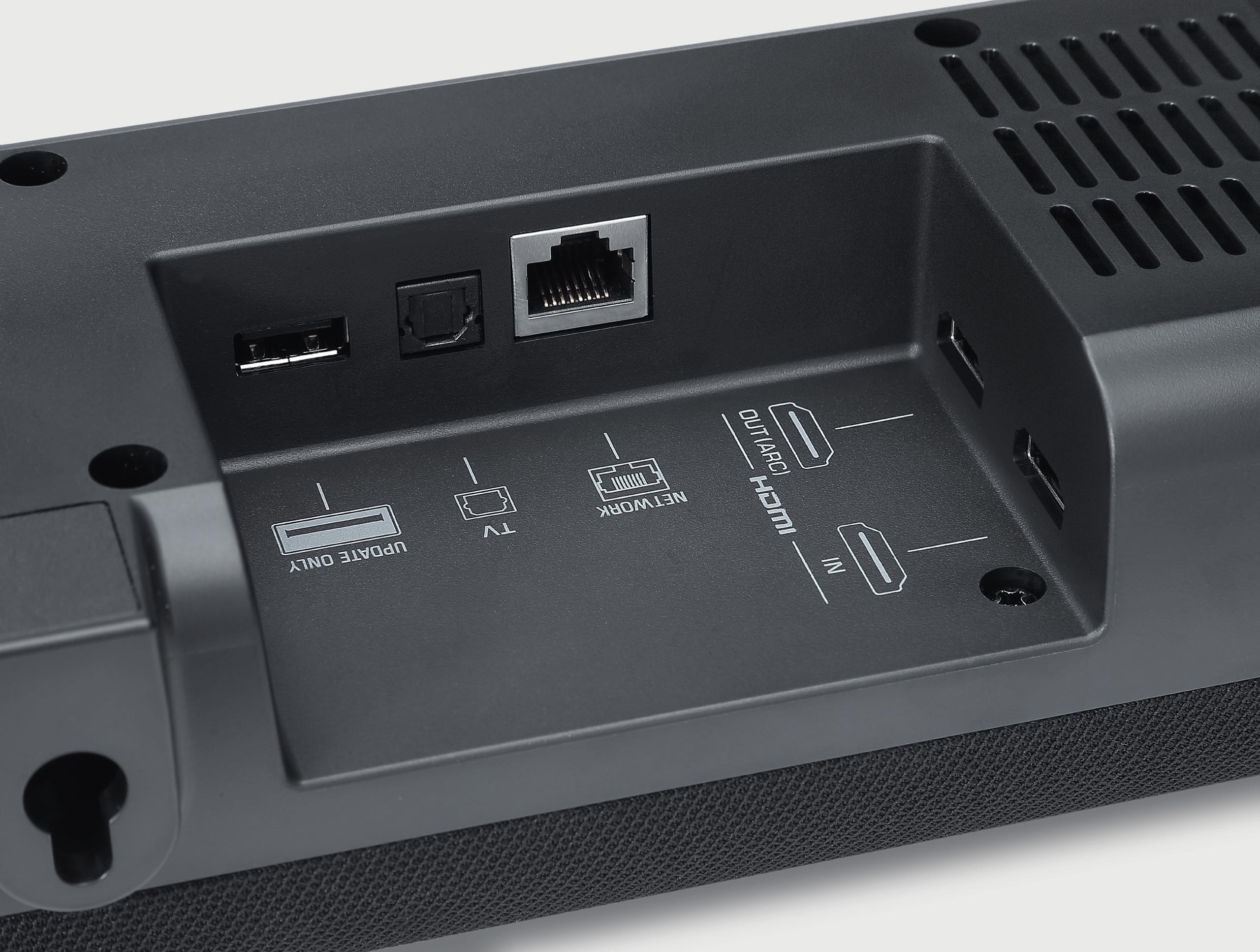 Nahaufnahme einer schwarzen Soundbar-Rückseite mit Anschlüssen, darunter HDMI, USB und Ethernet.