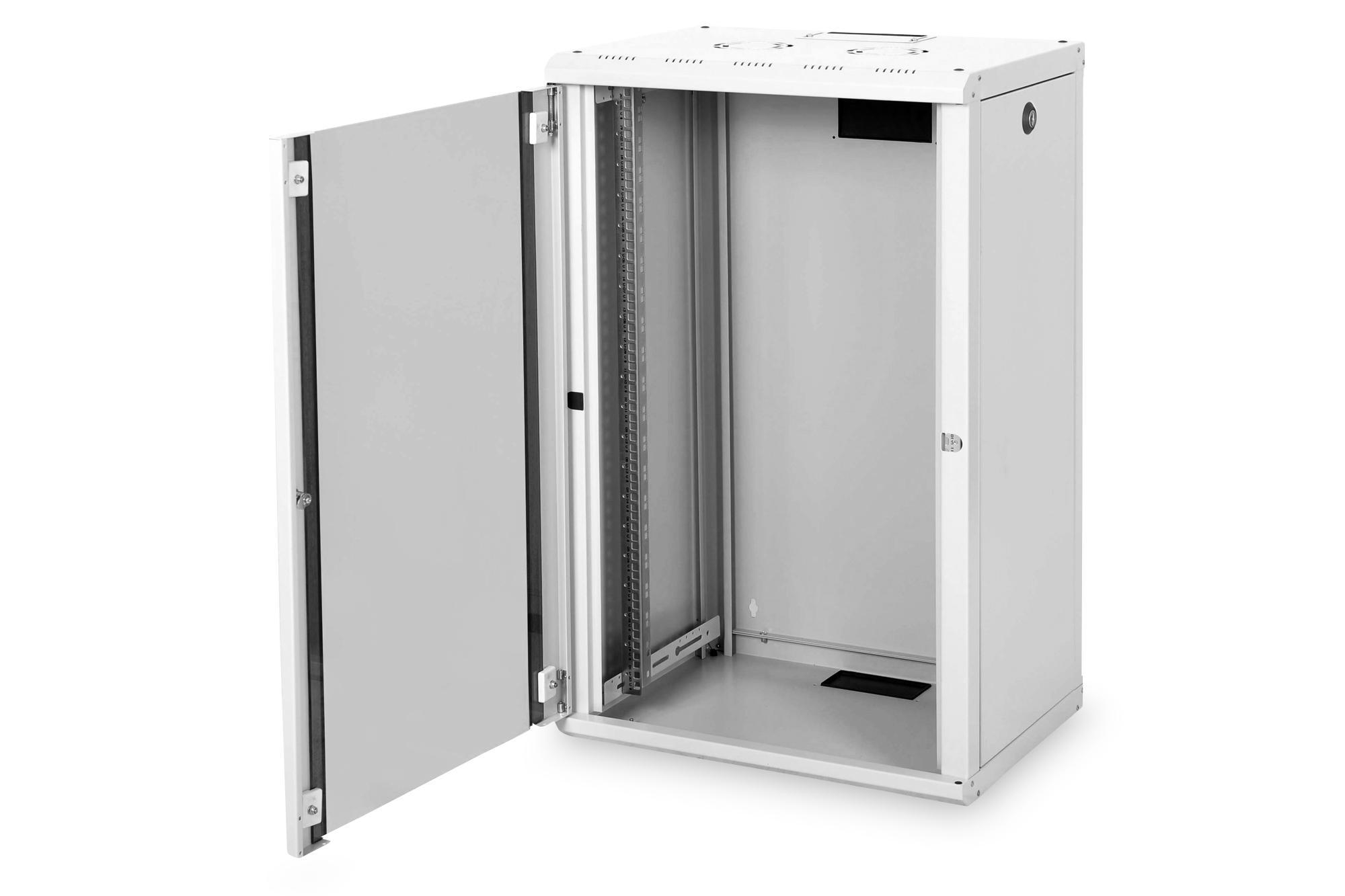 Ein weißes Server-Rack mit einer offenen Tür. Das Rack hat einen Metallrahmen und befindet sich auf weißem Hintergrund.