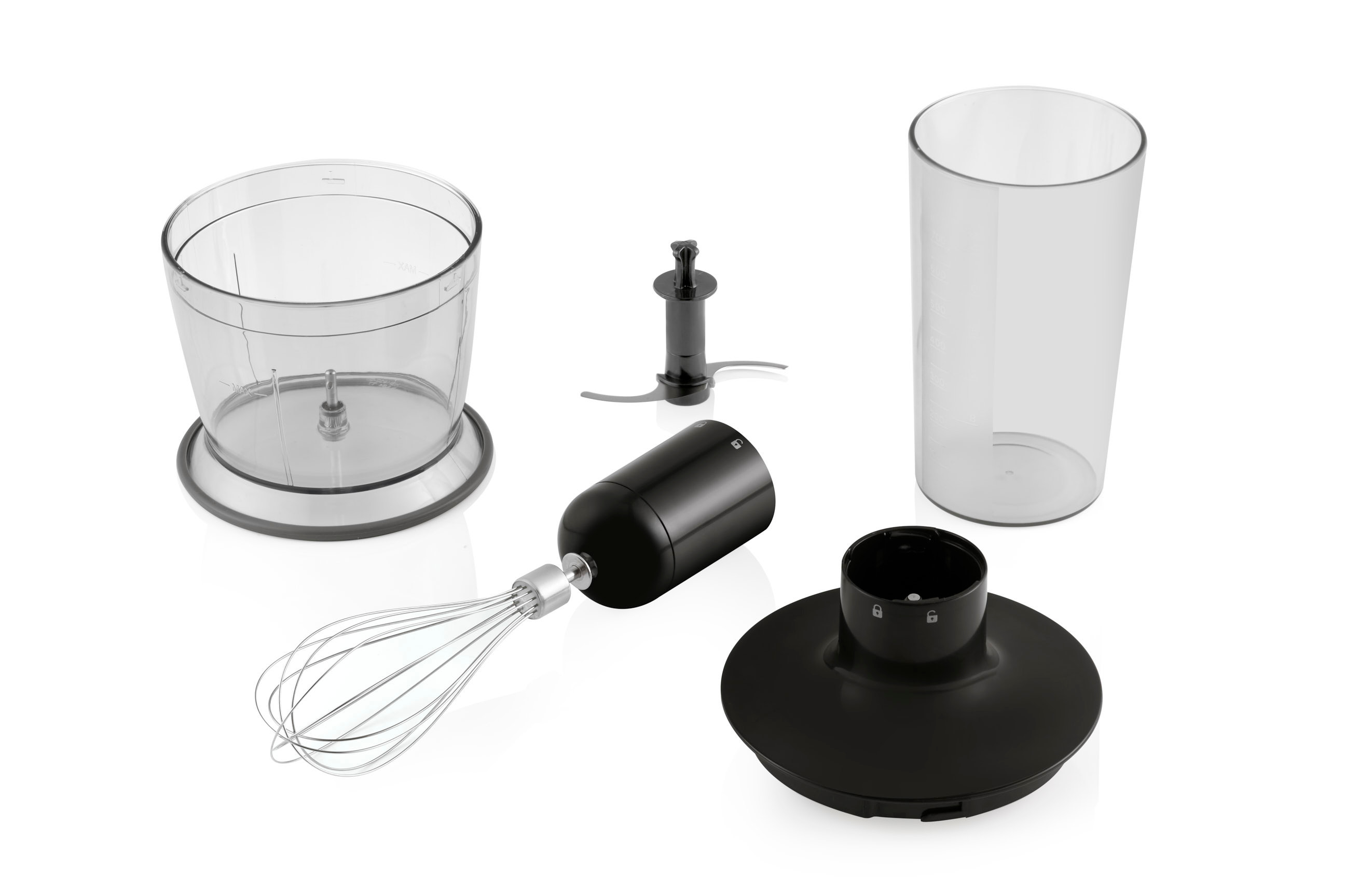 Beyaz yüzeyde blender bileşenleri. Çırpma teli, bıçak ve karıştırma kabı içerir.