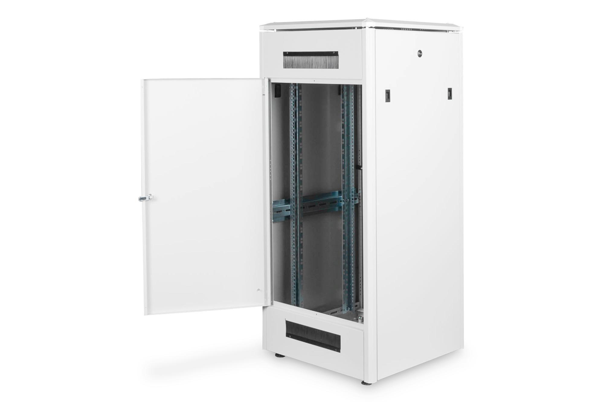 Ein offener weißer Serverschrank mit Rackschienen und Lüftungsgitter.
