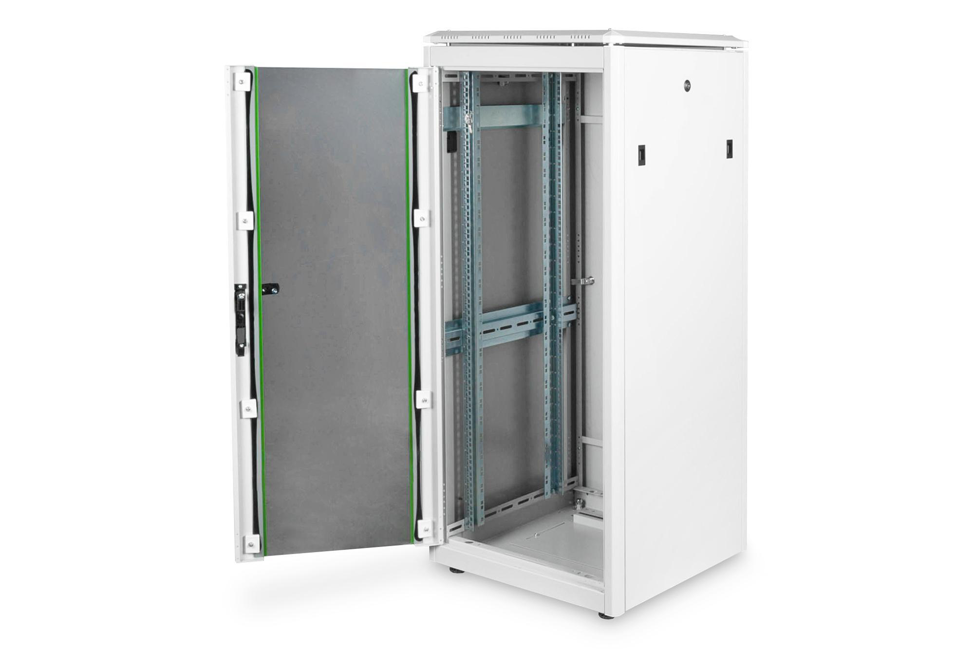 Ein weißer Serverschrank mit geöffneter Tür, der Rackschienen im Inneren zeigt.