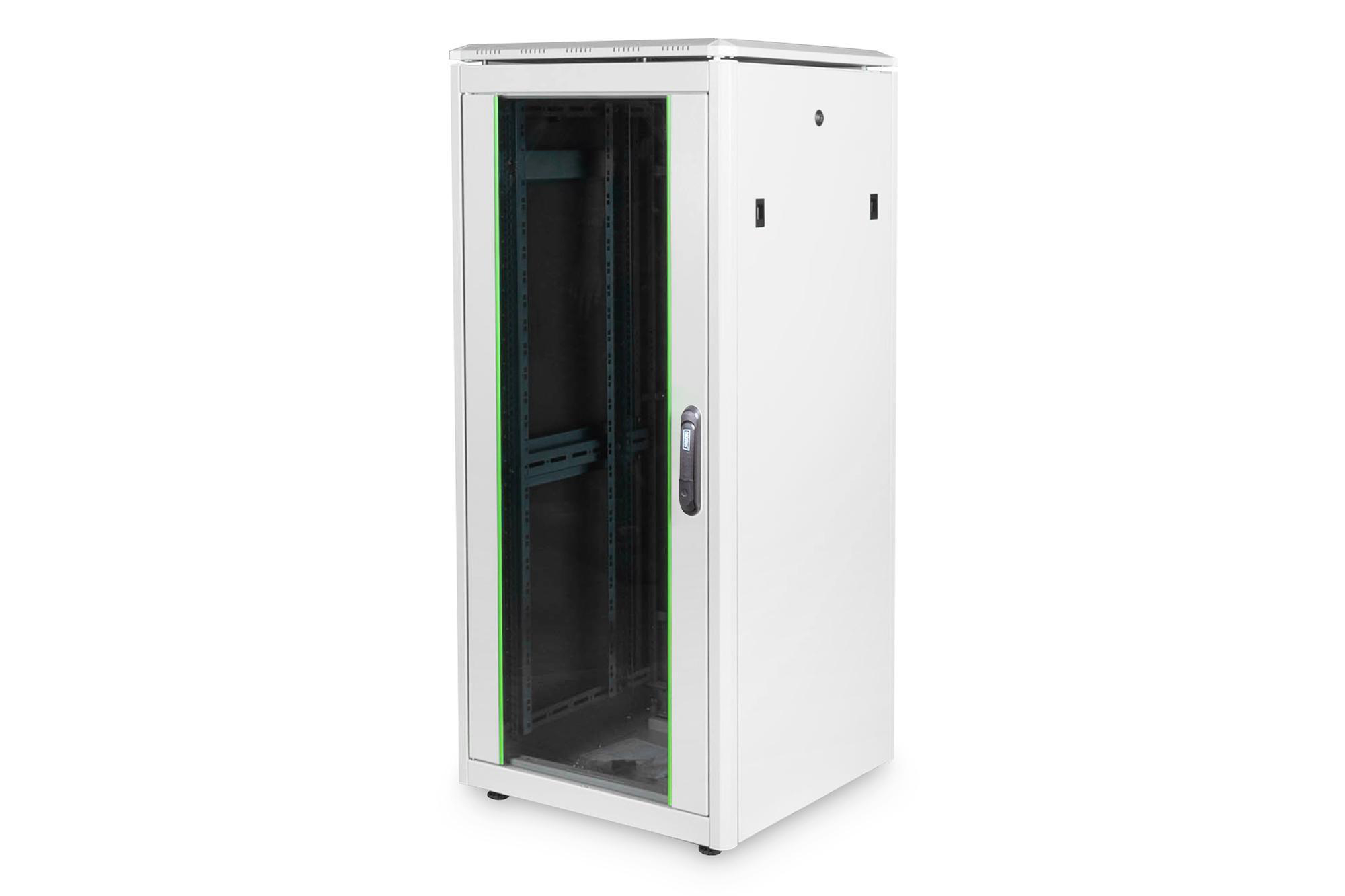 Ein weißer Serverschrank mit Glastür und grünen Akzenten auf weißem Grund.