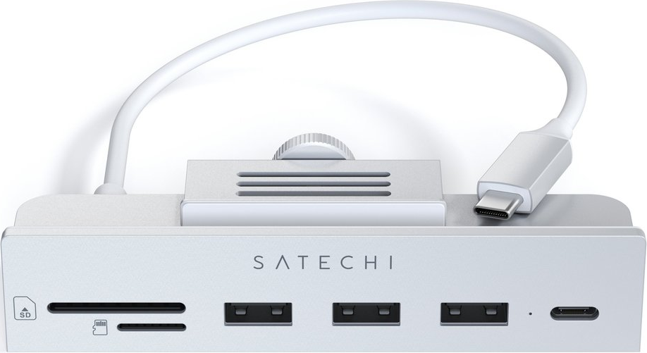 Silberner Satechi USB-C-Hub mit SD-Karte, USB-Anschlüssen und Kabel. Weißer Hintergrund.
