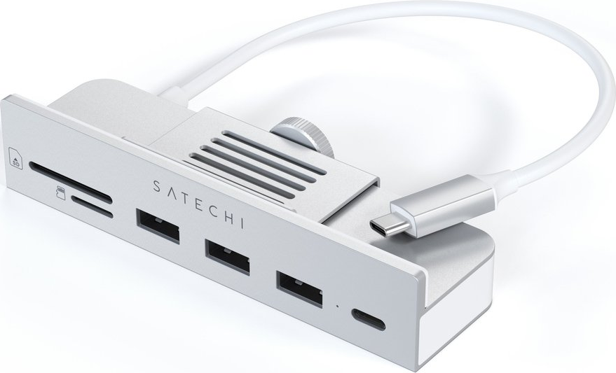 Silberner Satechi-Hub mit USB-Anschlüssen und angeschlossenem USB-C-Kabel.