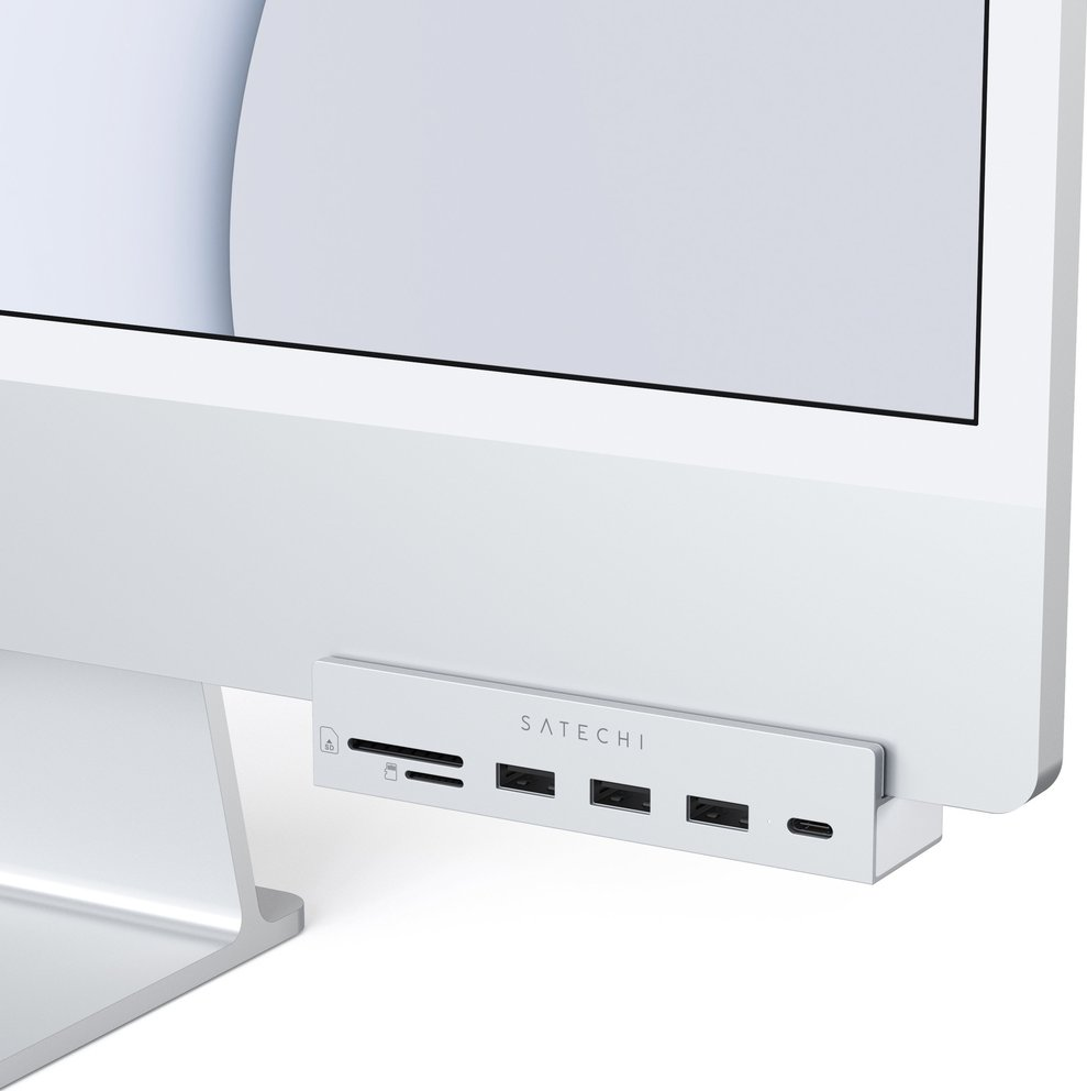 Satechi USB-C-Hub am iMac befestigt. Enthält SD-Kartenleser, USB-Anschlüsse und einen USB-C-Anschluss.