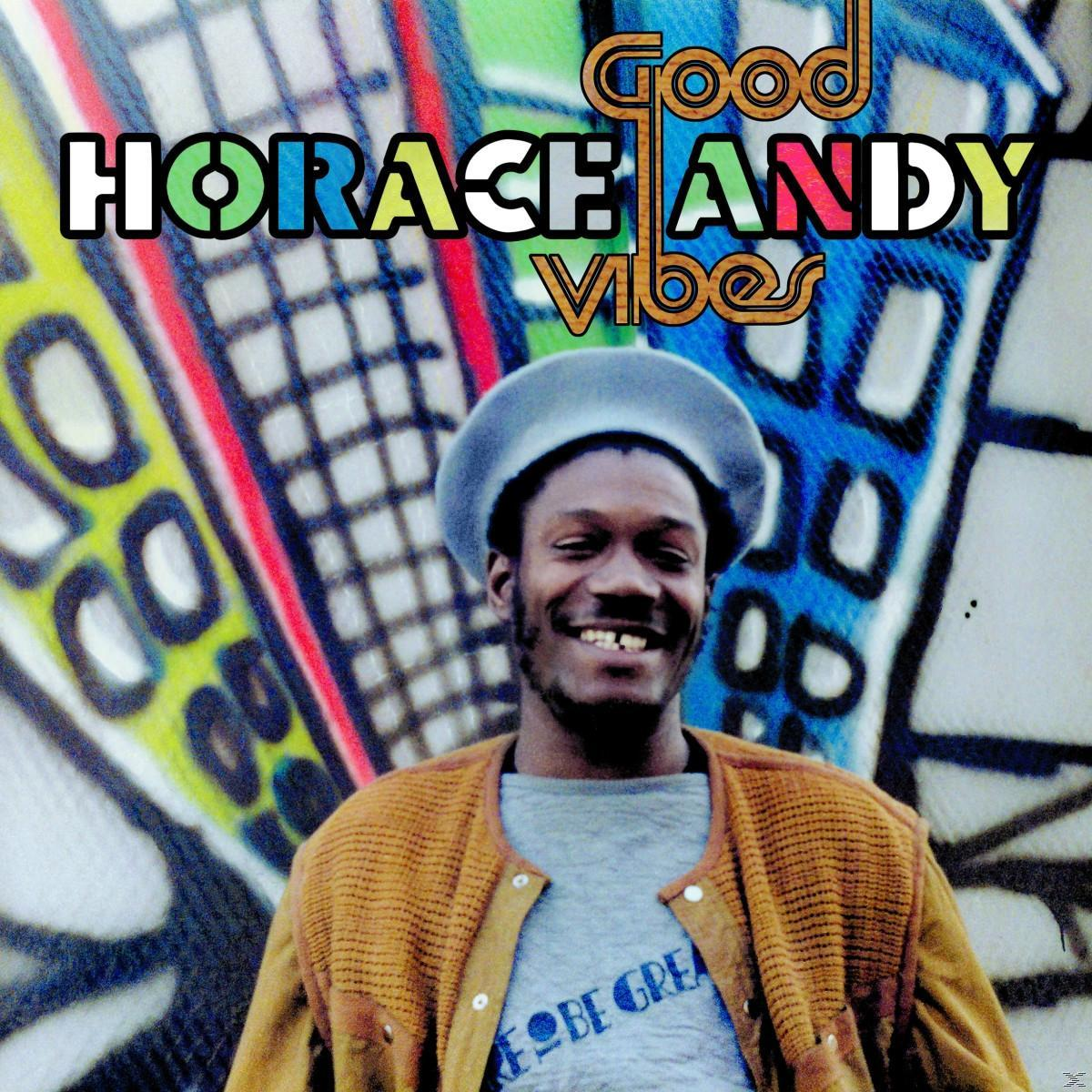 Horace Andy Albumcover. Mann mit Barett und Jacke lächelt. Hintergrund ist farbenfrohes Graffiti und Text.
