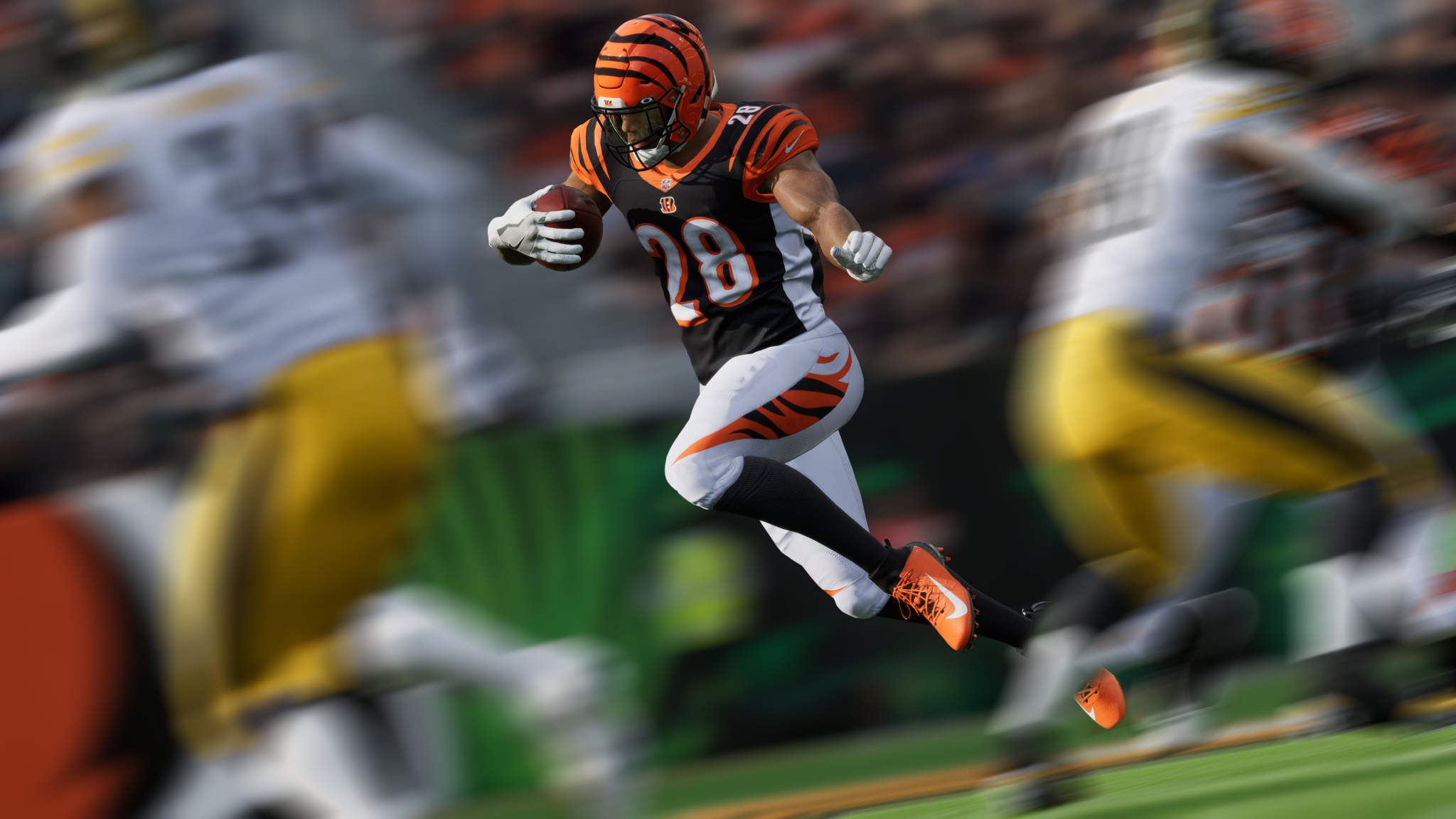 American footballspeler rent met de bal. Hij draagt een Bengals-shirt.
