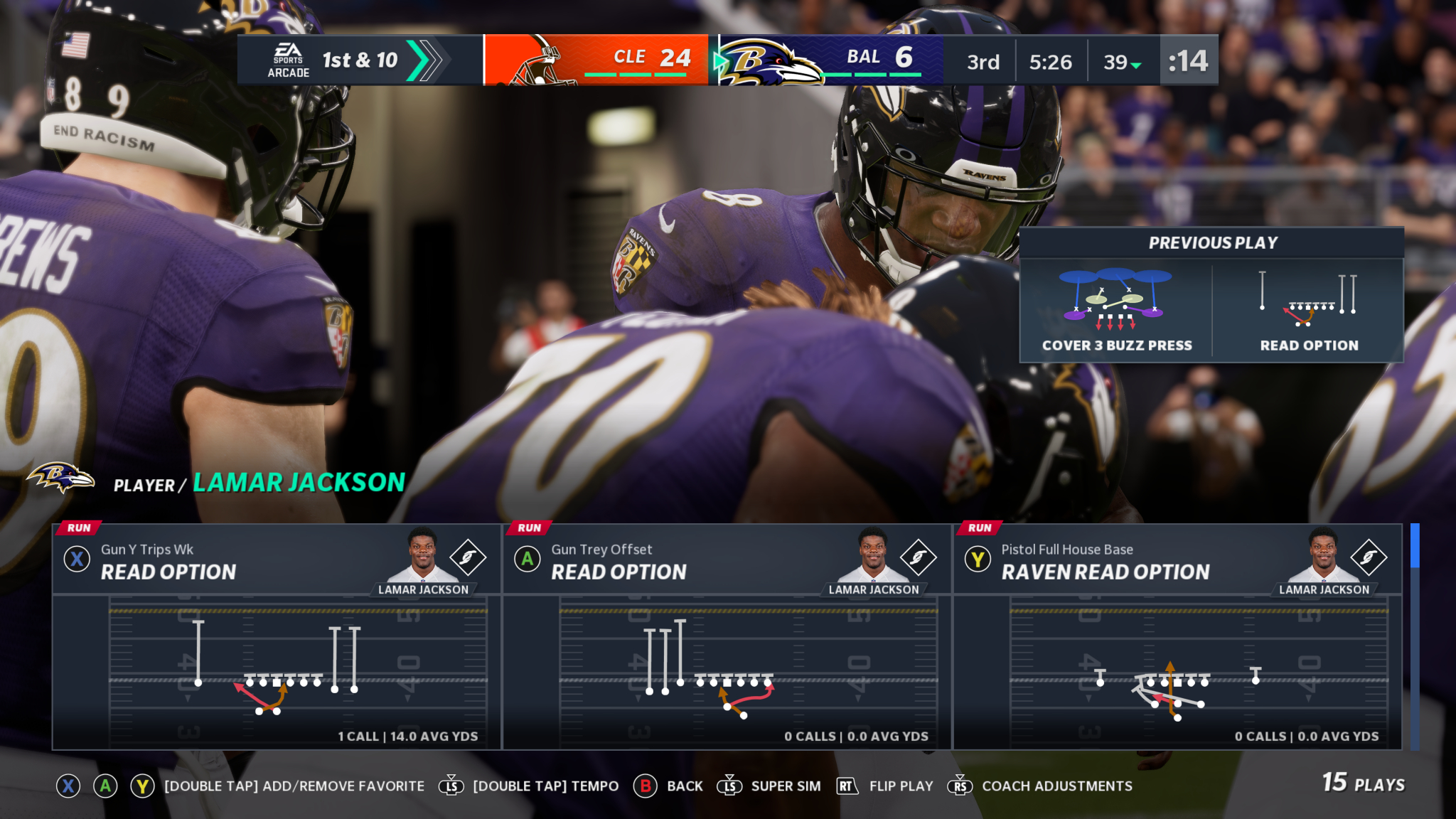Screenshot van een voetbalwedstrijd. Lamar Jackson op het veld tijdens een spel. Scorebord zichtbaar.