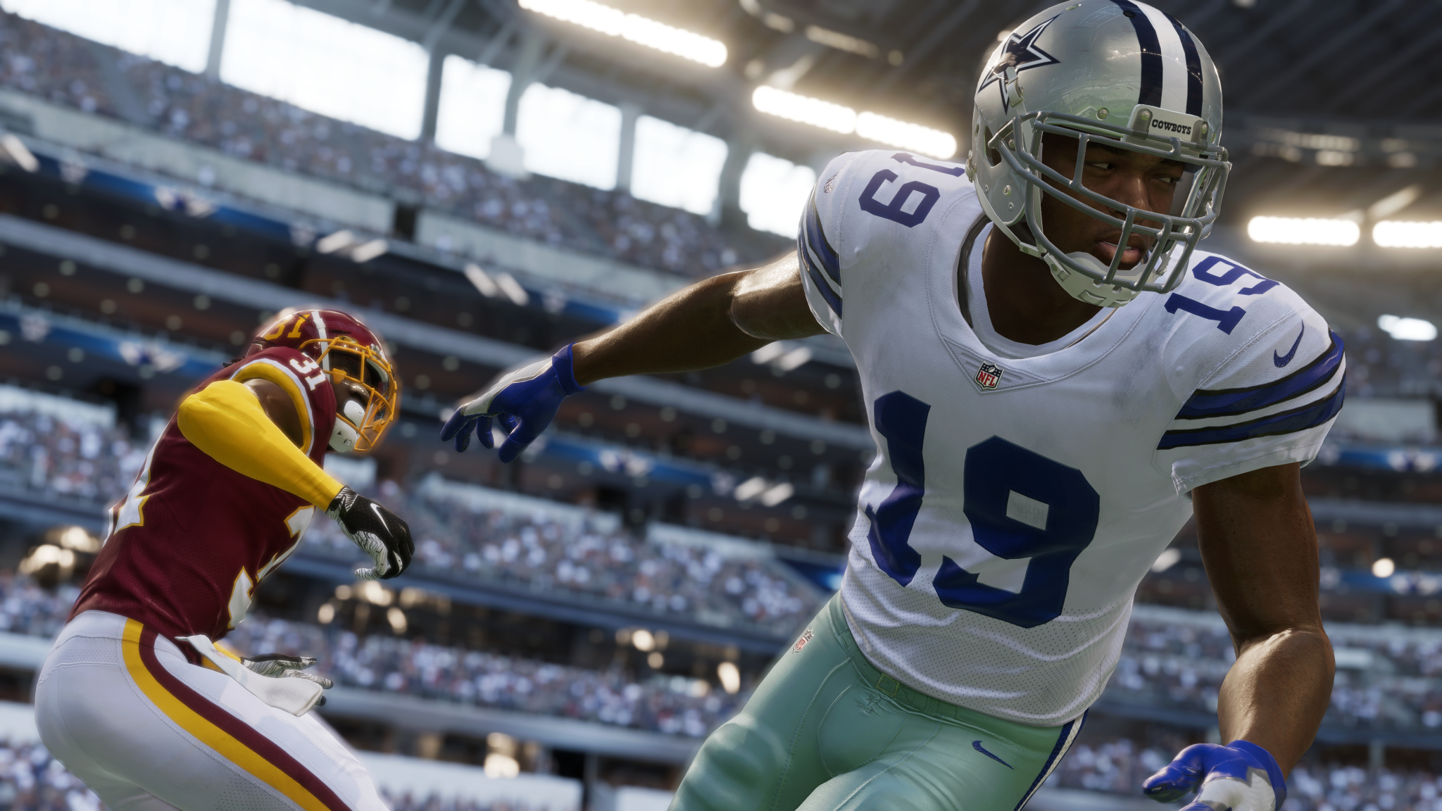 American footballspelers in een stadion. Een draagt een Dallas Cowboys helm, de ander een Washington Commanders helm.
