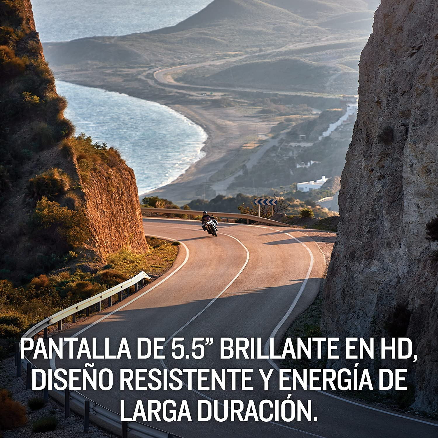 Motocicleta en una carretera sinuosa a lo largo de la costa. Texto en español: Pantalla HD brillante de 5.5", diseño resistente.