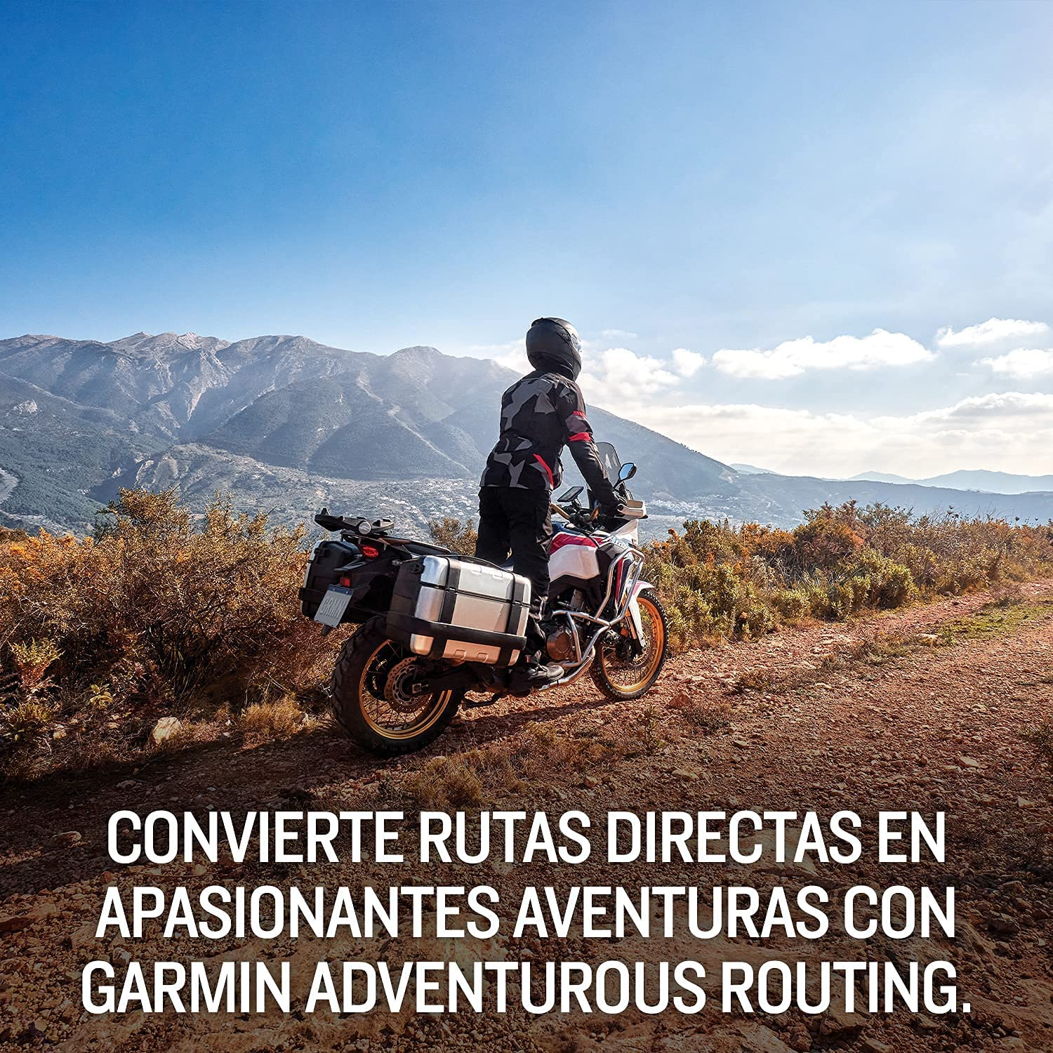 Motocicleta en camino de tierra con montañas al fondo. Texto: Convierte rutas directas en aventuras.