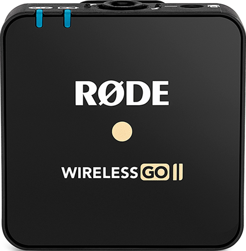 Ein kleines, schwarzes Rode Wireless GO II Mikrofon mit Logo und Bedienelementen auf weißem Hintergrund.