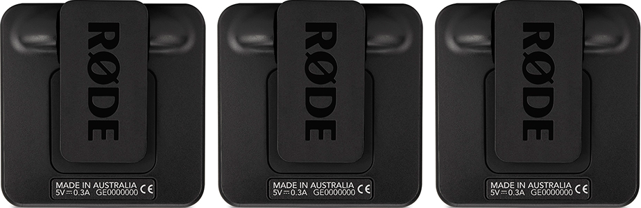 Drei kleine schwarze Rode Mikrofone mit Clips. Auf jedem steht der Text 'Rode'.