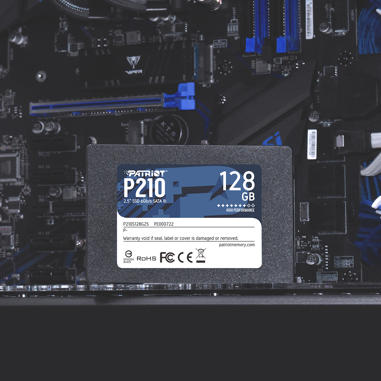 SSD meghajtó számítógépbe szerelve, 'P210' és '128 GB' felirattal.