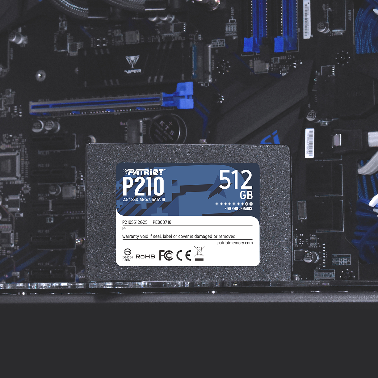 Patriot P210 SSD egy számítógépben. A meghajtó specifikációkkal van ellátva sötét háttér előtt.