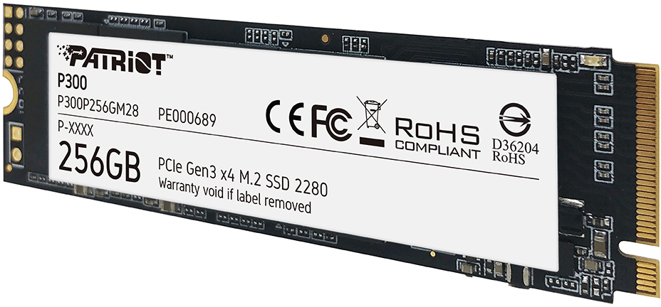 Egy SSD meghajtó fehér címkével, amely a márkanevet, a modellt és egyéb technikai részleteket mutatja.