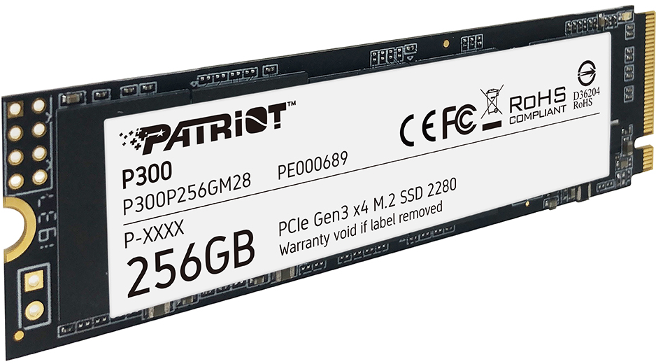 Egy fekete Patriot P300 SSD. Van egy címkéje a modell nevével, kapacitásával és egyéb műszaki részletekkel.