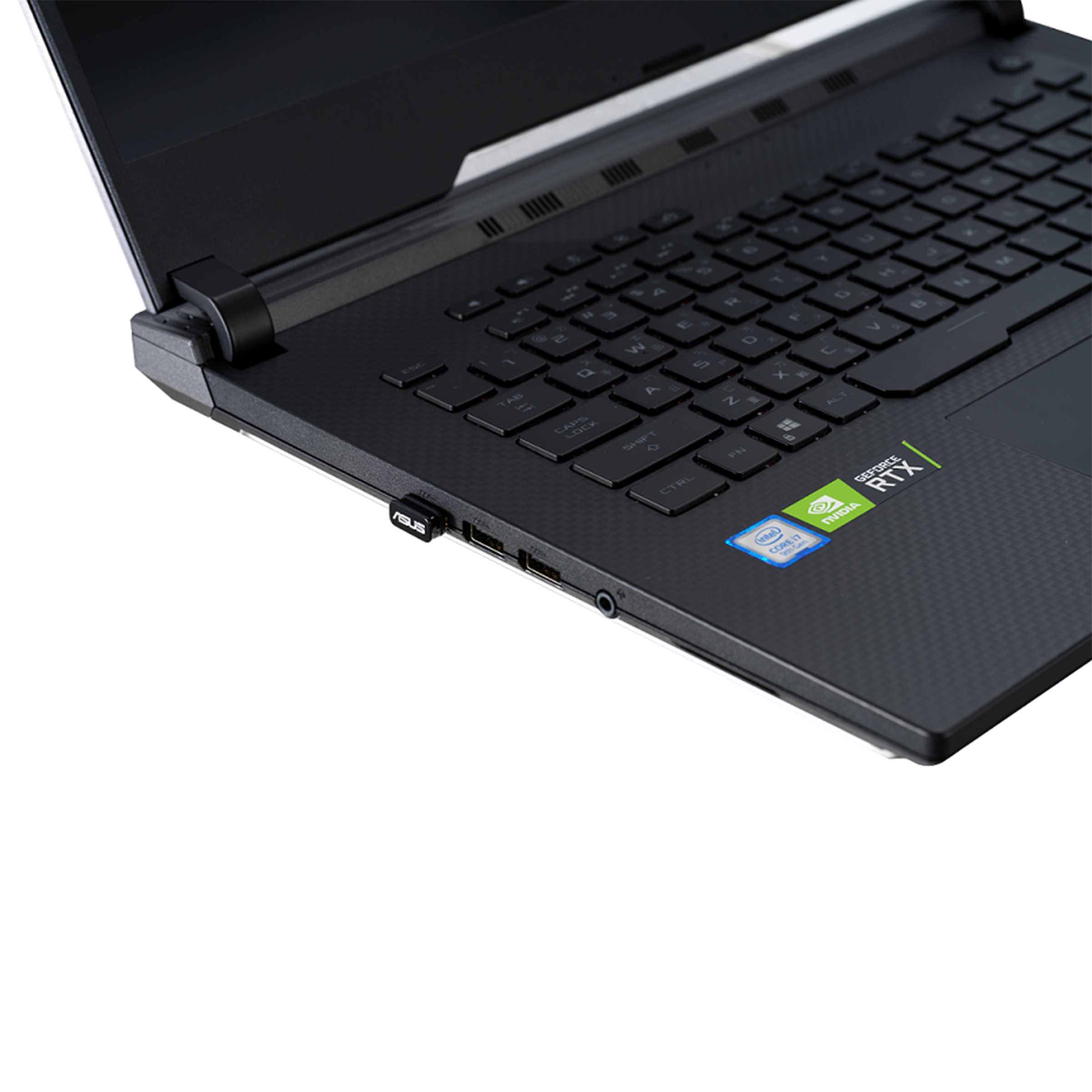 Egy fekete laptop, oldalát mutatja portokkal és matricával, fekete háttér előtt.