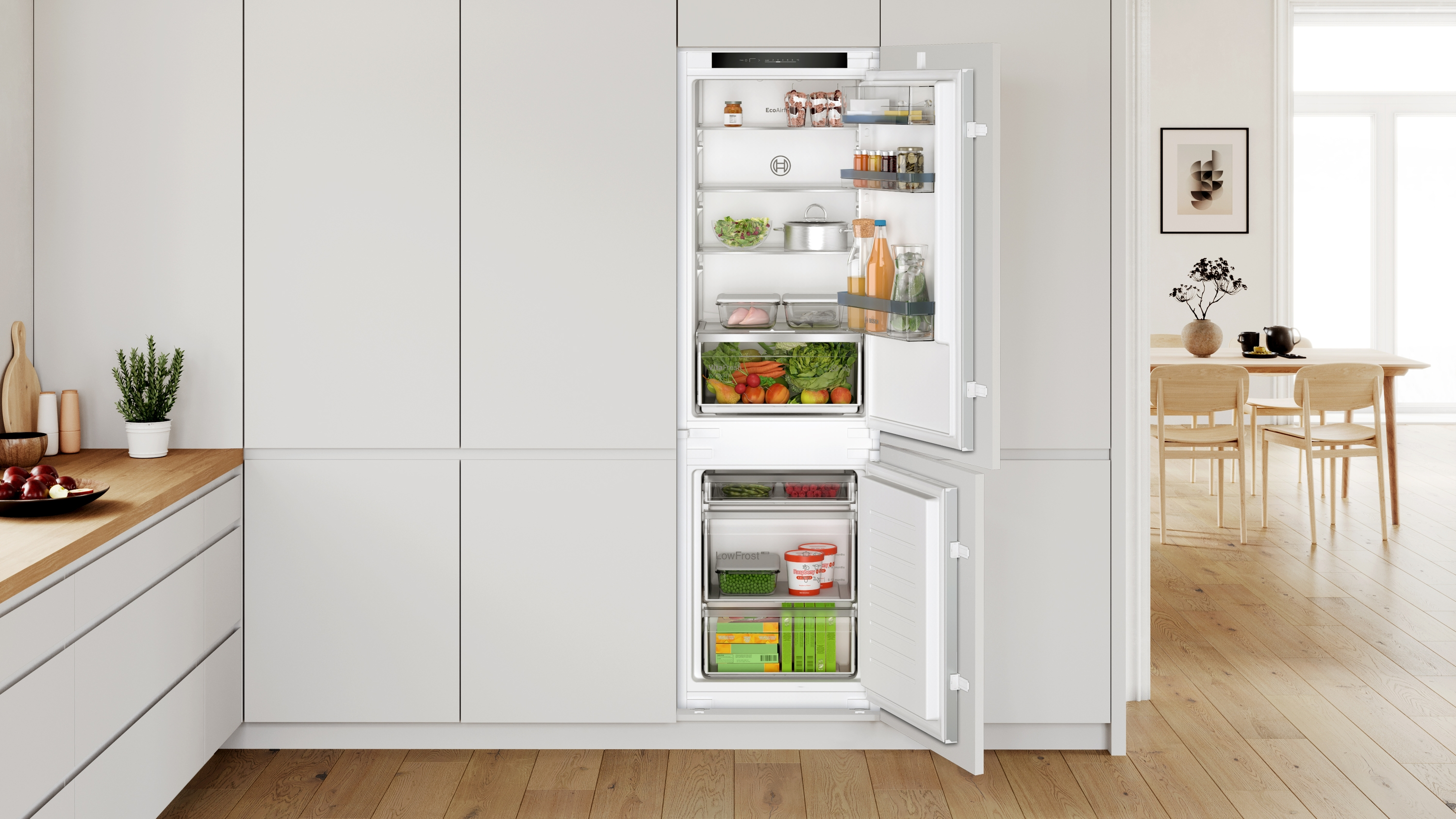 Moderne Küche mit eingebautem Kühlschrank mit offener Tür, gefüllt mit Lebensmitteln.