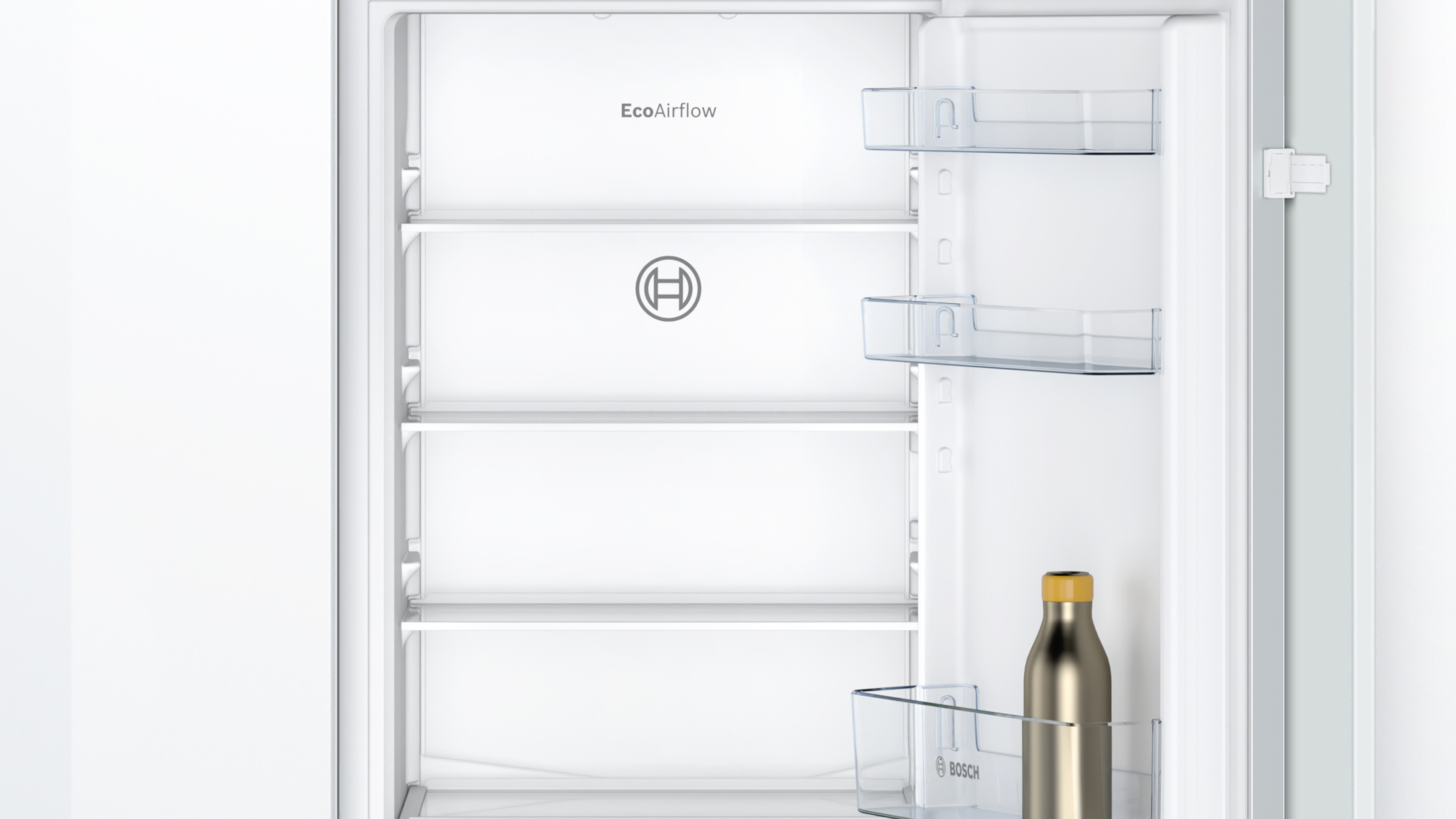 Otwarta biała lodówka z półkami i butelką. Tekst: EcoAirflow, logo Bosch.
