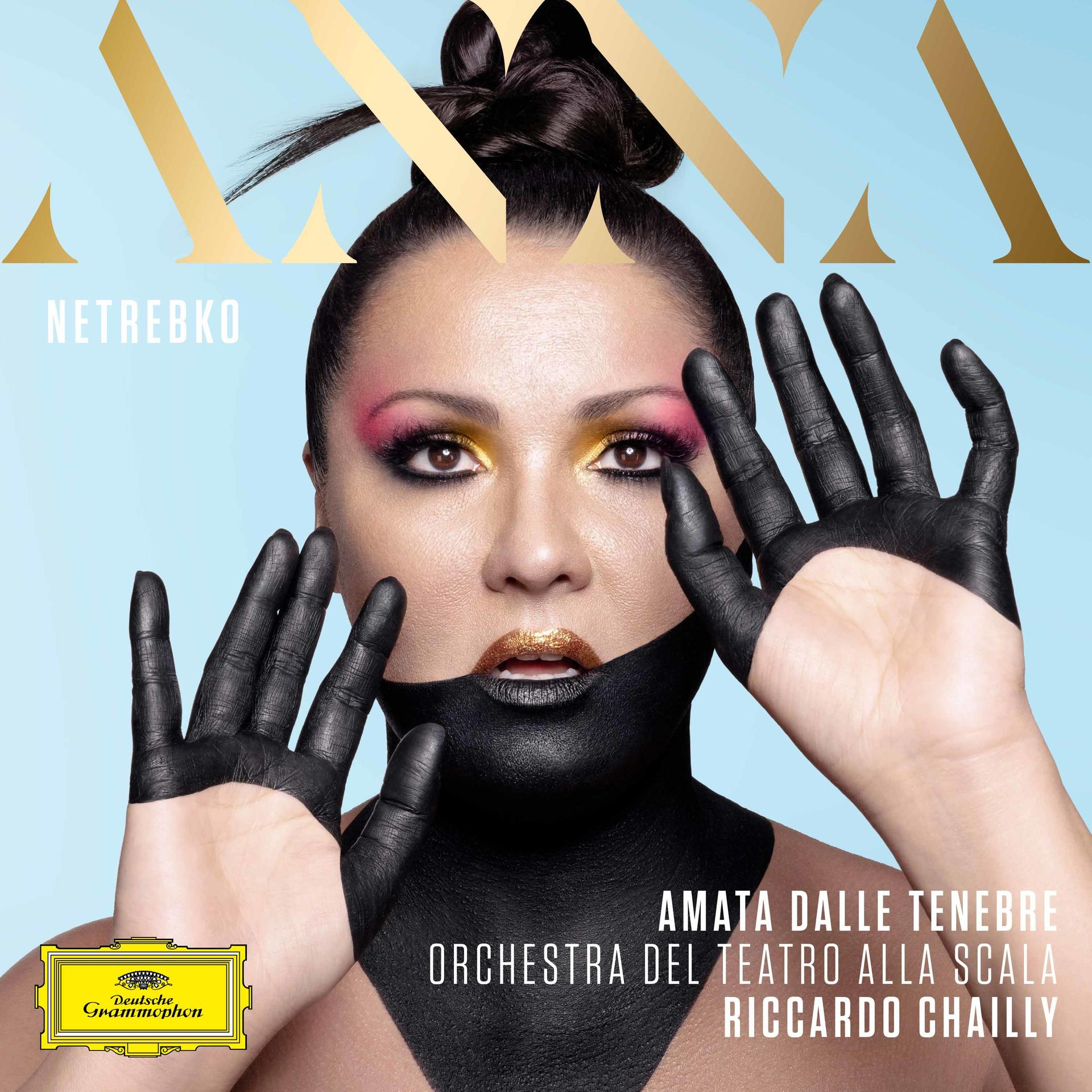 Netrebko album borítója, festett kezekkel és arccal. Arany betűk kék háttéren.