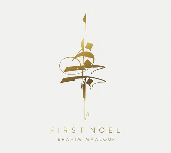Calligraphie dorée sur fond blanc. Le texte dit "First Noel" et Ibrahim Maalouf.