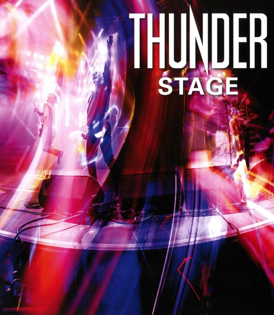 Band auf der Bühne. Rote, blaue und weiße Bühnenbeleuchtung. Thunder Stage Text.