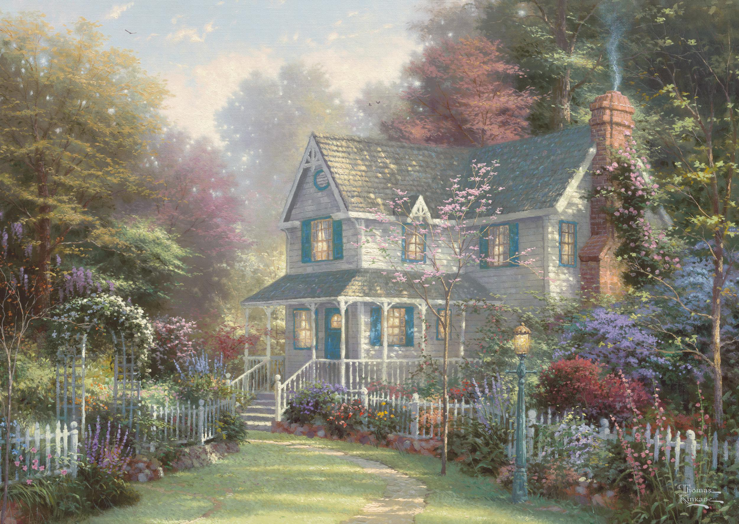Haus mit weißem Gartenzaun, beleuchteten Fenstern und angelegtem Garten.