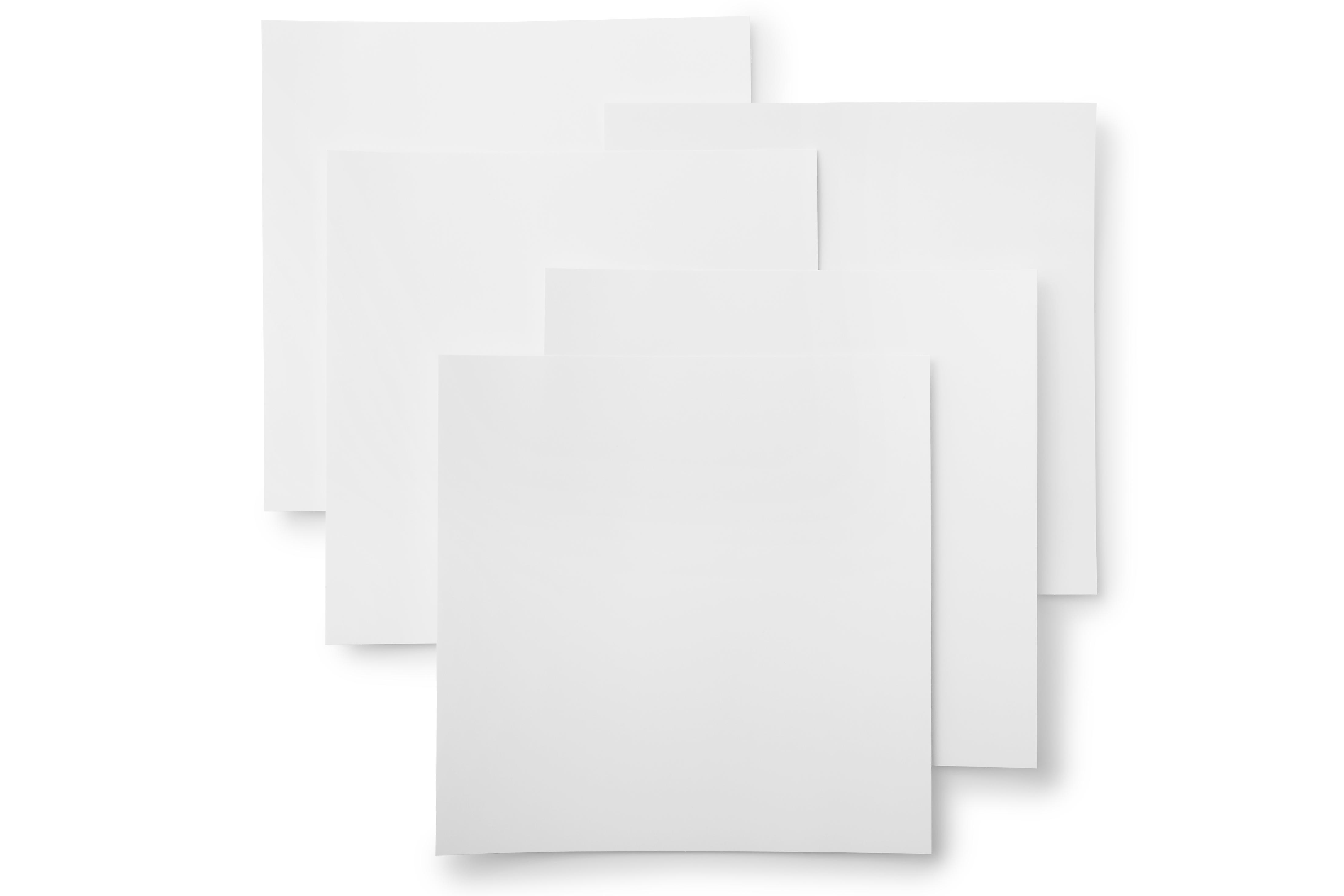 Mehrere weiße Papierblätter überlappen sich vor weißem Hintergrund. Schatten sind sichtbar.
