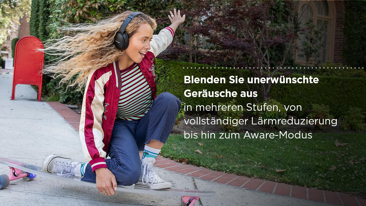 Frau auf Skateboard mit Kopfhörern, lächelnd und ausstreckend. Hintergrund ist eine Straße mit Bäumen.