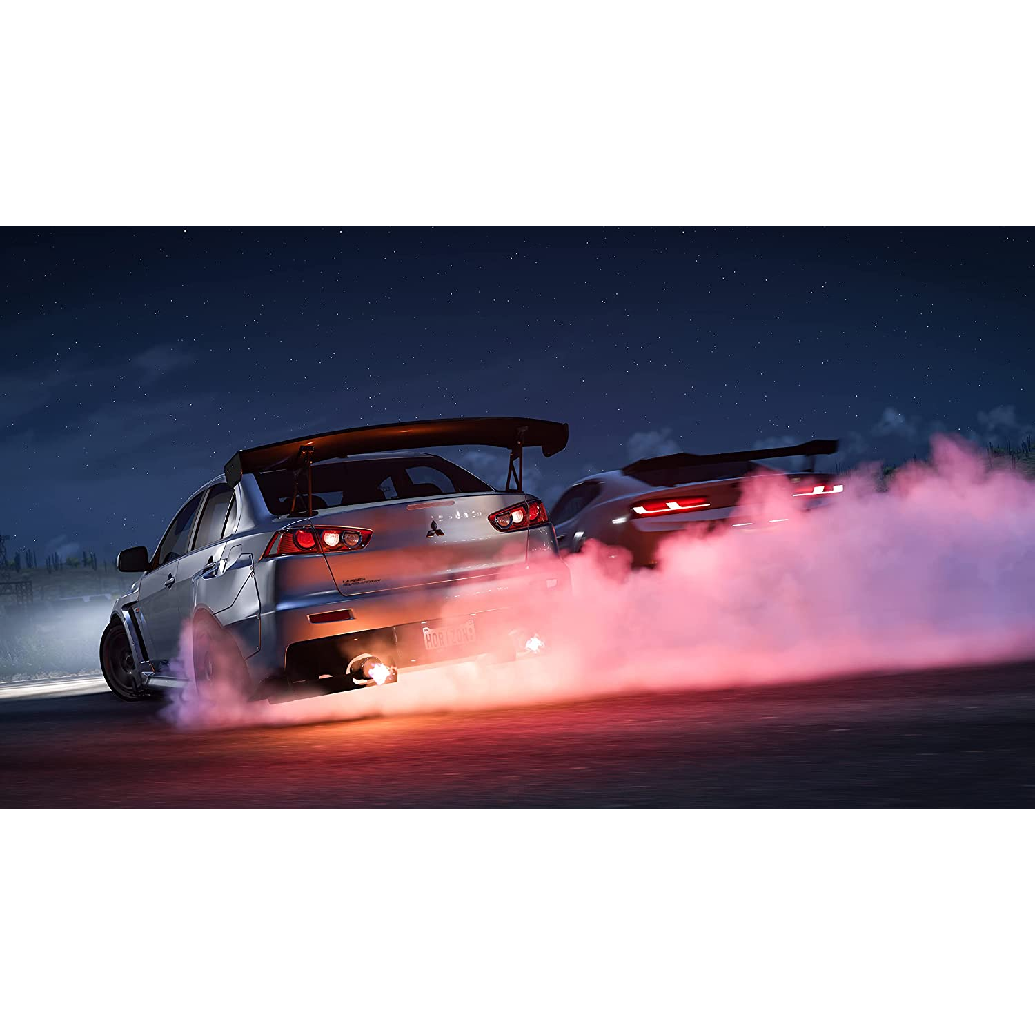 Coches derrapando en una pista de noche, con humo, luces y un entorno urbano.