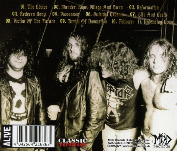 Rückseite einer CD mit Bandfoto und Songtiteln.