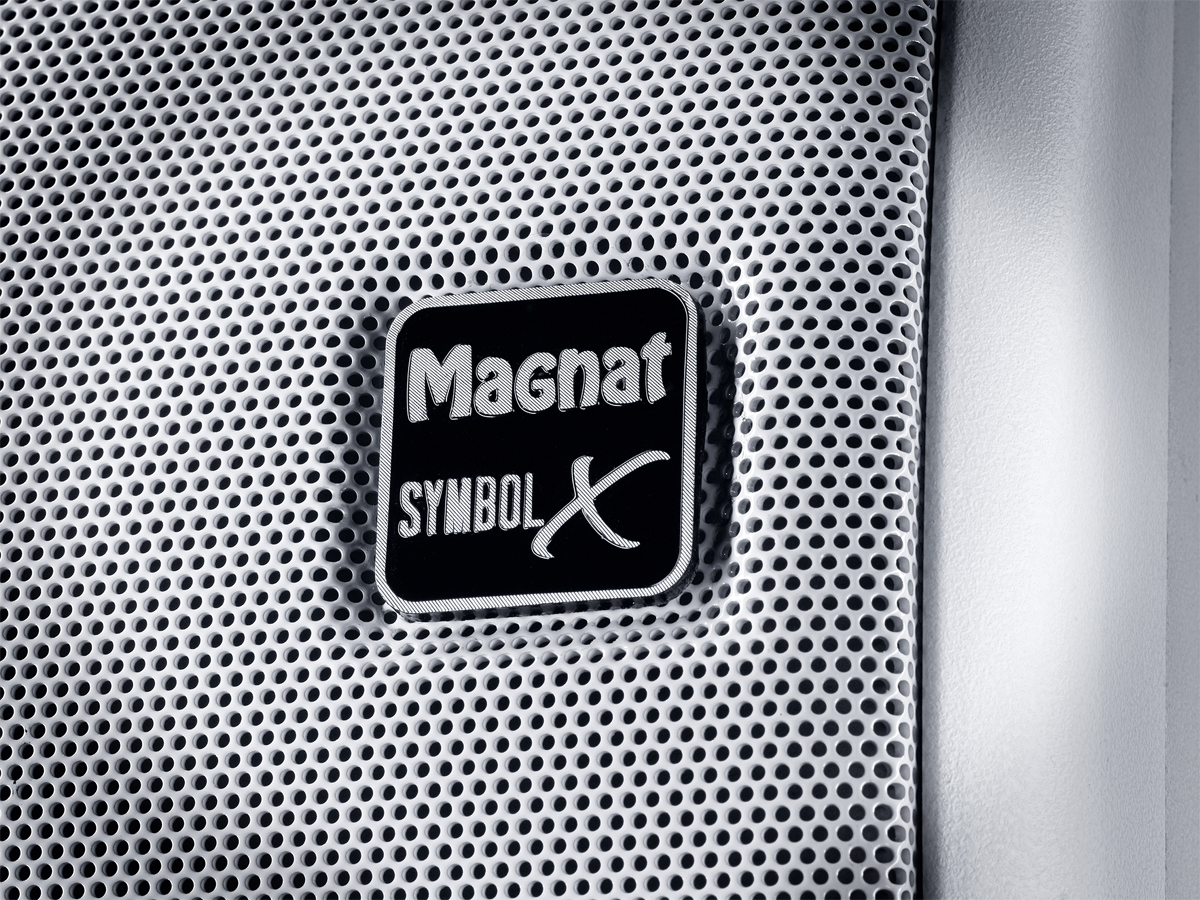 Nahaufnahme eines Magnat-Lautsprechergrills mit dem Markenlogo in einem Quadrat.