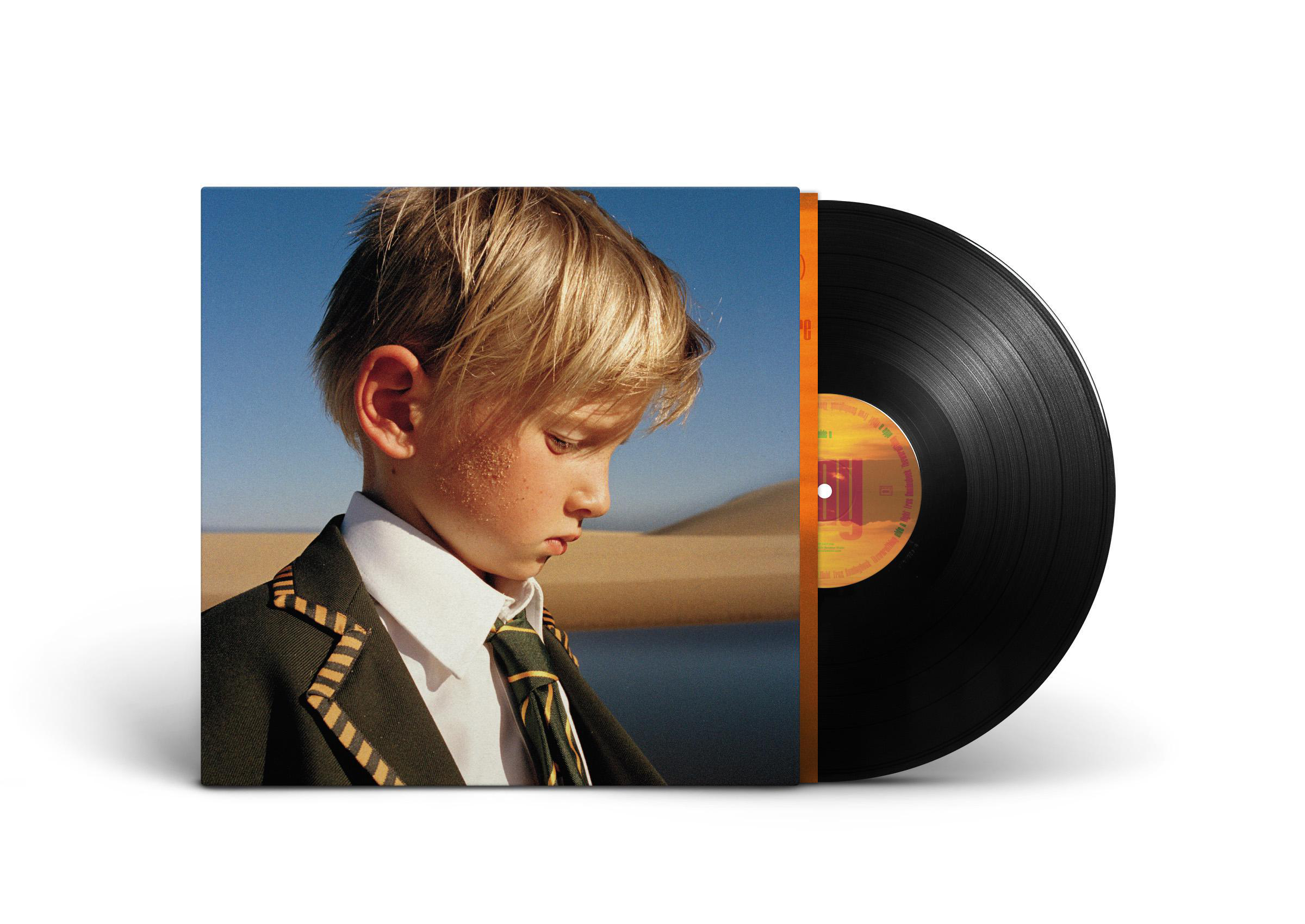 Vinyl-Albumcover mit einem Jungen in Schuluniform. Eine Schallplatte befindet sich auf der rechten Seite.