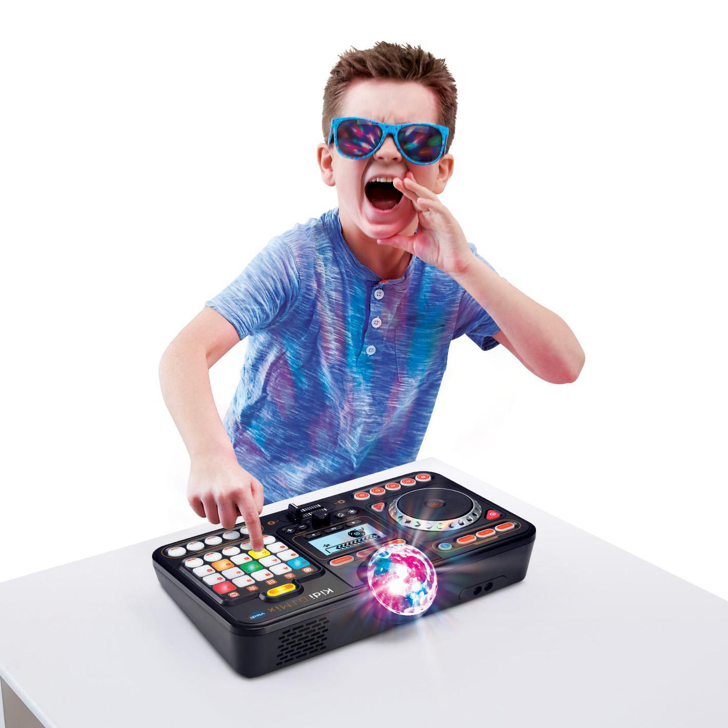 Junge mit Sonnenbrille schreit DJ-Mixer-Spielzeug an. Schwarz, bunte Knöpfe, Discokugel.