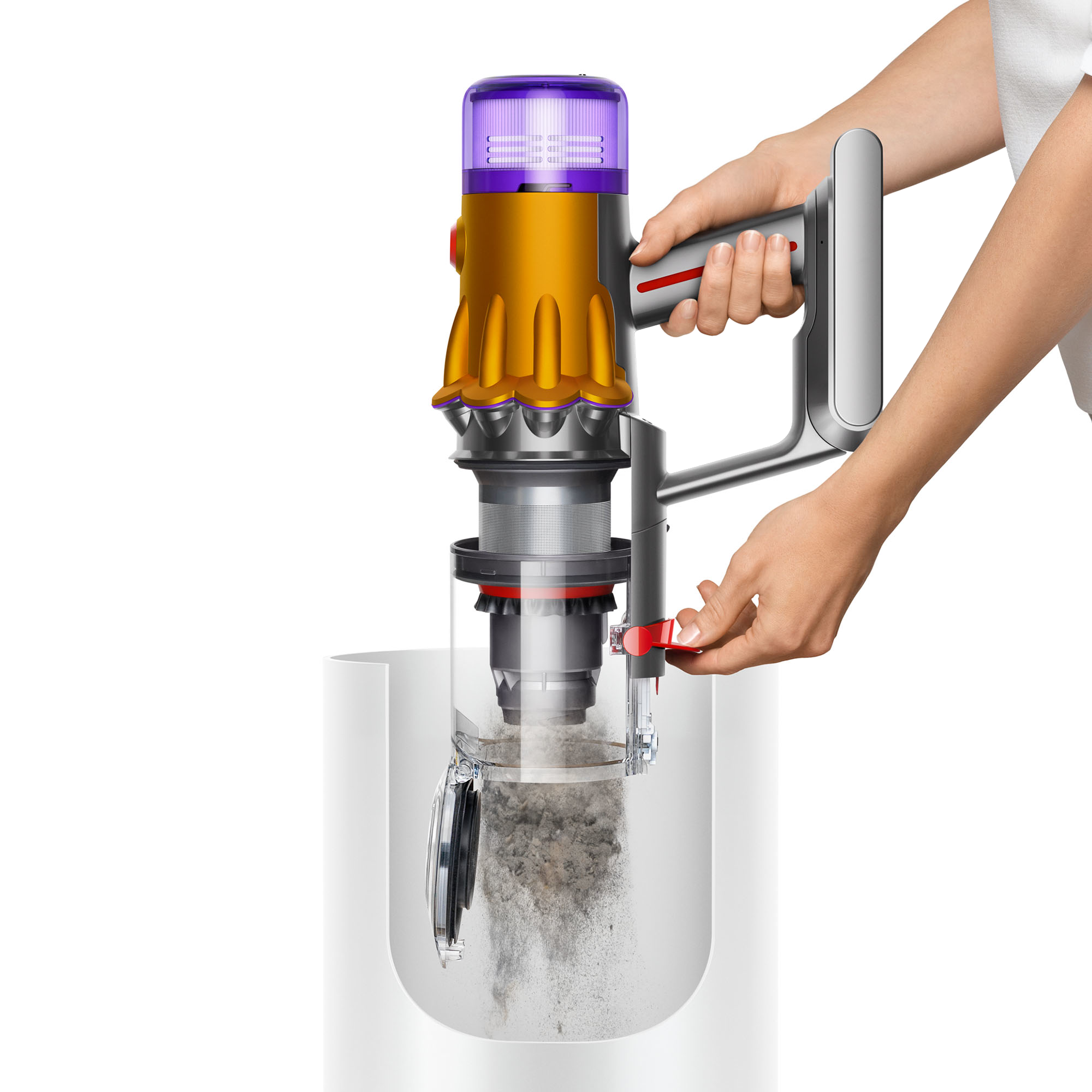 Bir kişi Dyson elektrikli süpürge kullanıyor, toz kabını ve içeriğini gösteriyor.