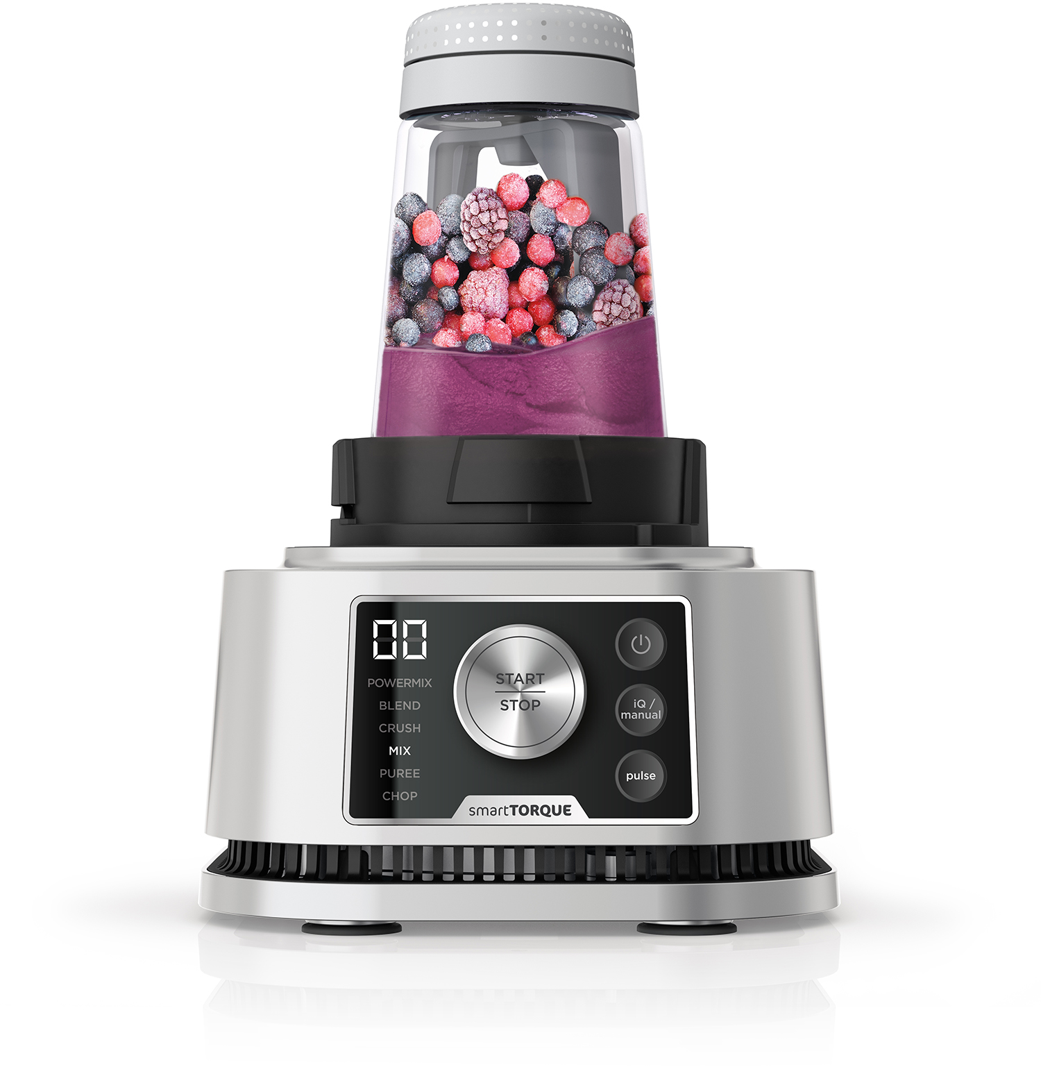 Een zilveren blender met een doorzichtige container gevuld met bevroren bessen.