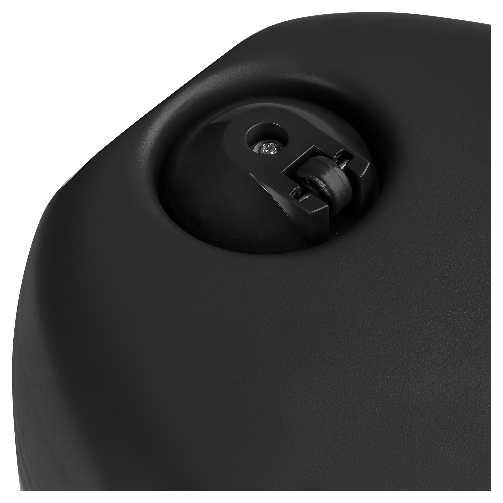 Egy fekete kerék közeli képe egy fekete tárgyon, feltehetően poggyászon.
