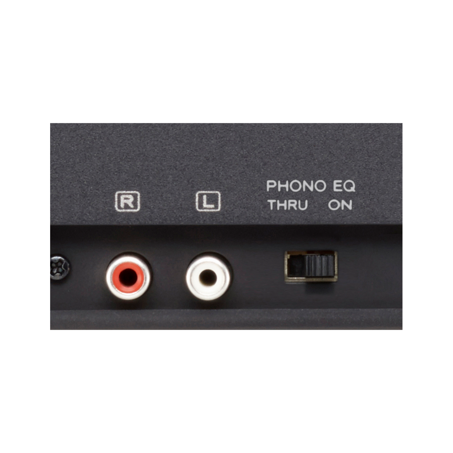 Primer plano de puertos de entrada/salida de audio, incluyendo conectores RCA rojos y blancos y un interruptor.