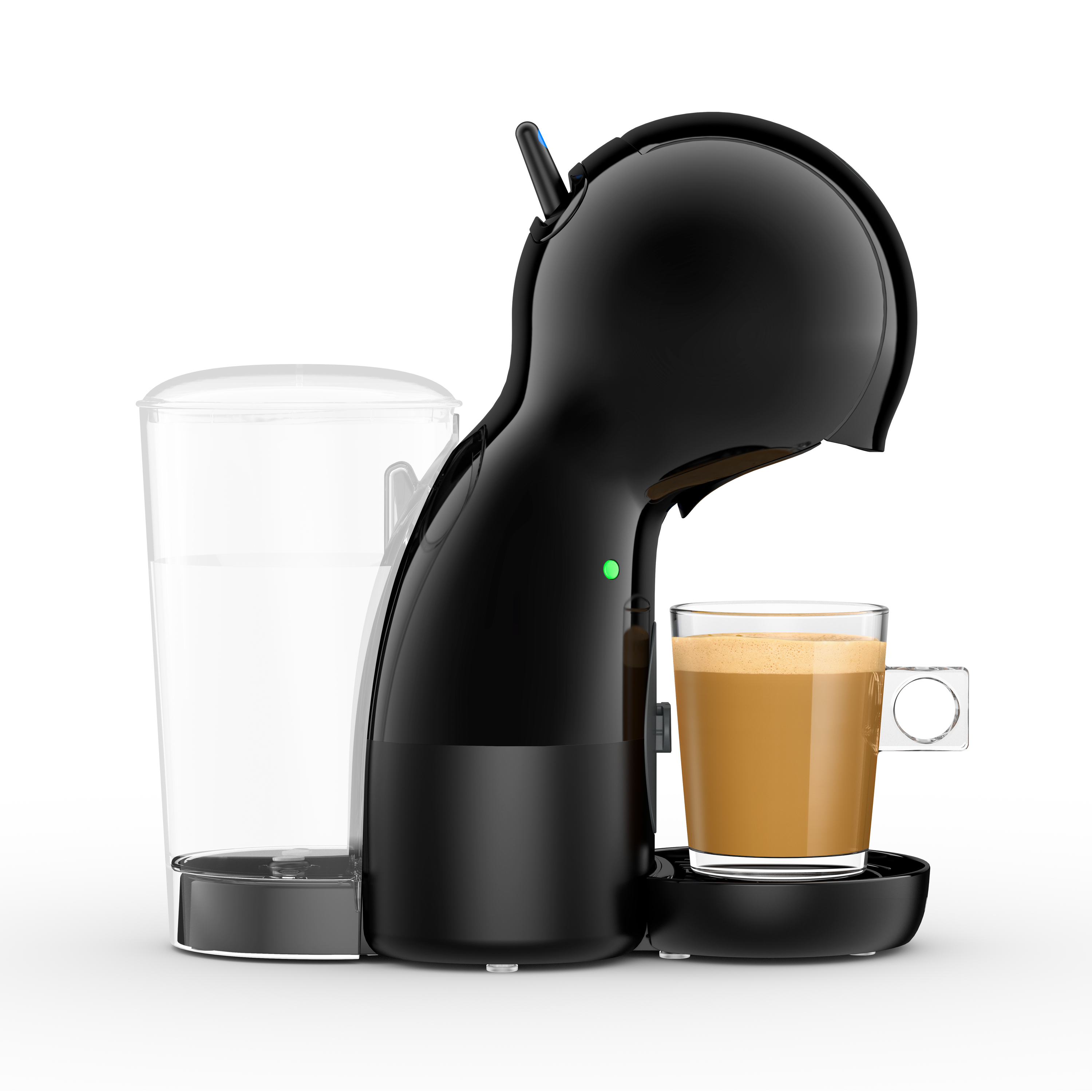 Schwarze Kaffeemaschine mit Wassertank und Kaffeetasse, gefüllt mit Kaffee. Weißer Hintergrund.