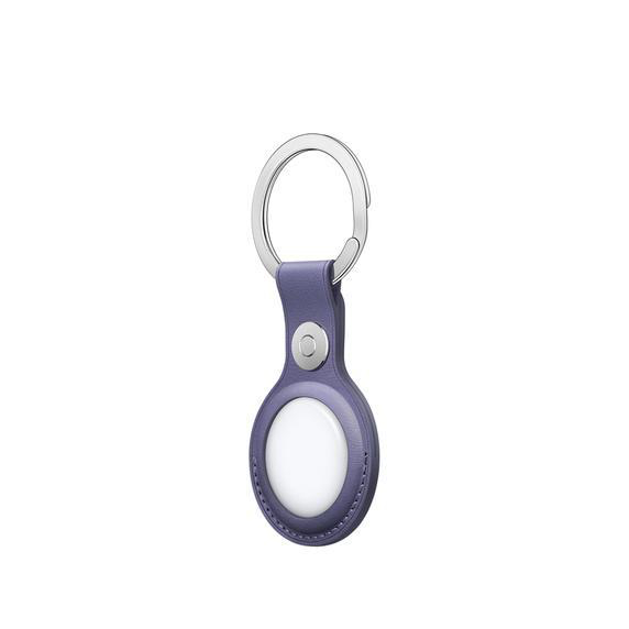 Ein lilafarbener Leder-AirTag-Halter mit einem silbernen Schlüsselring. Weißes, kreisförmiges Tag sichtbar.