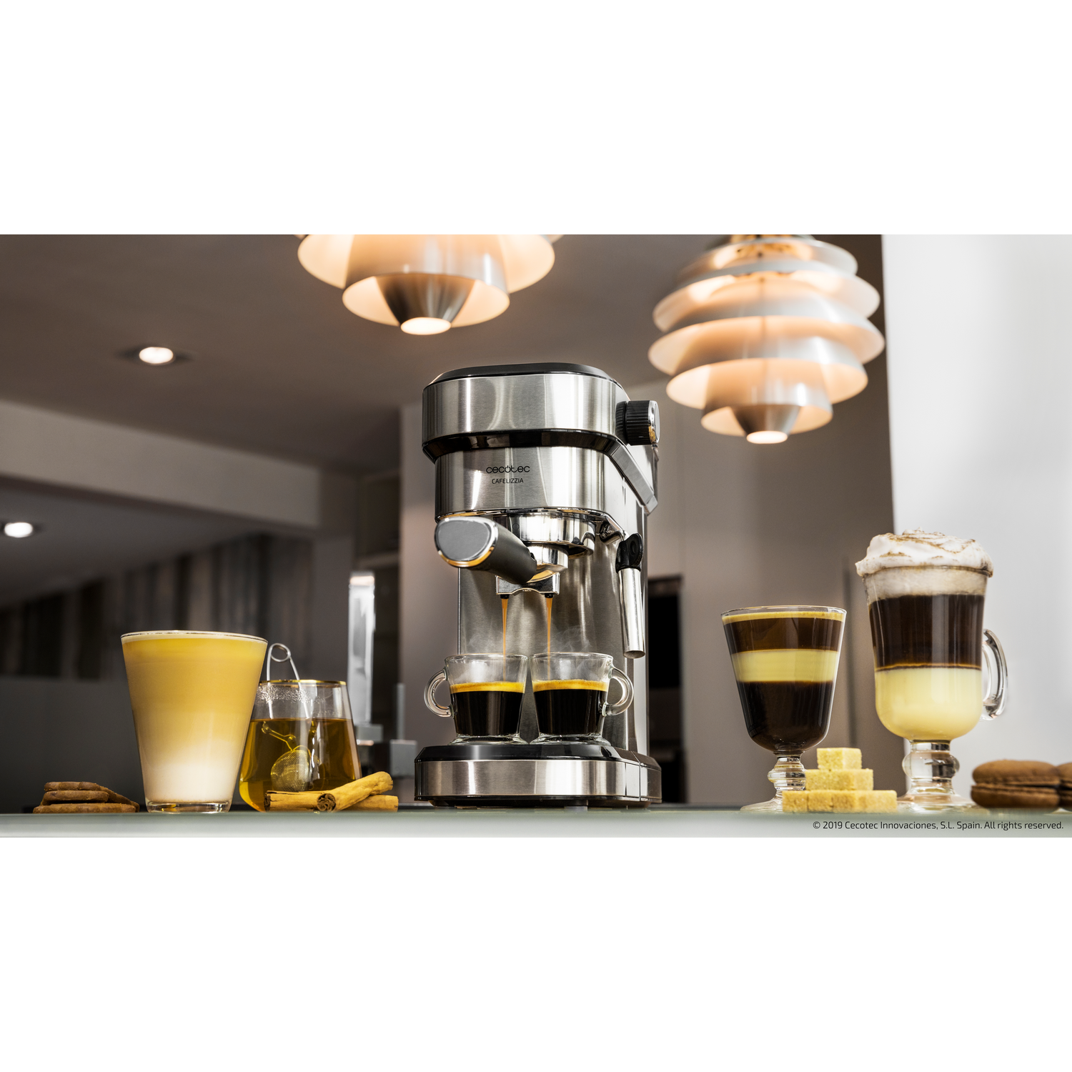 Cafetera espresso con dos tazas de café, con otras bebidas y decoraciones alrededor.