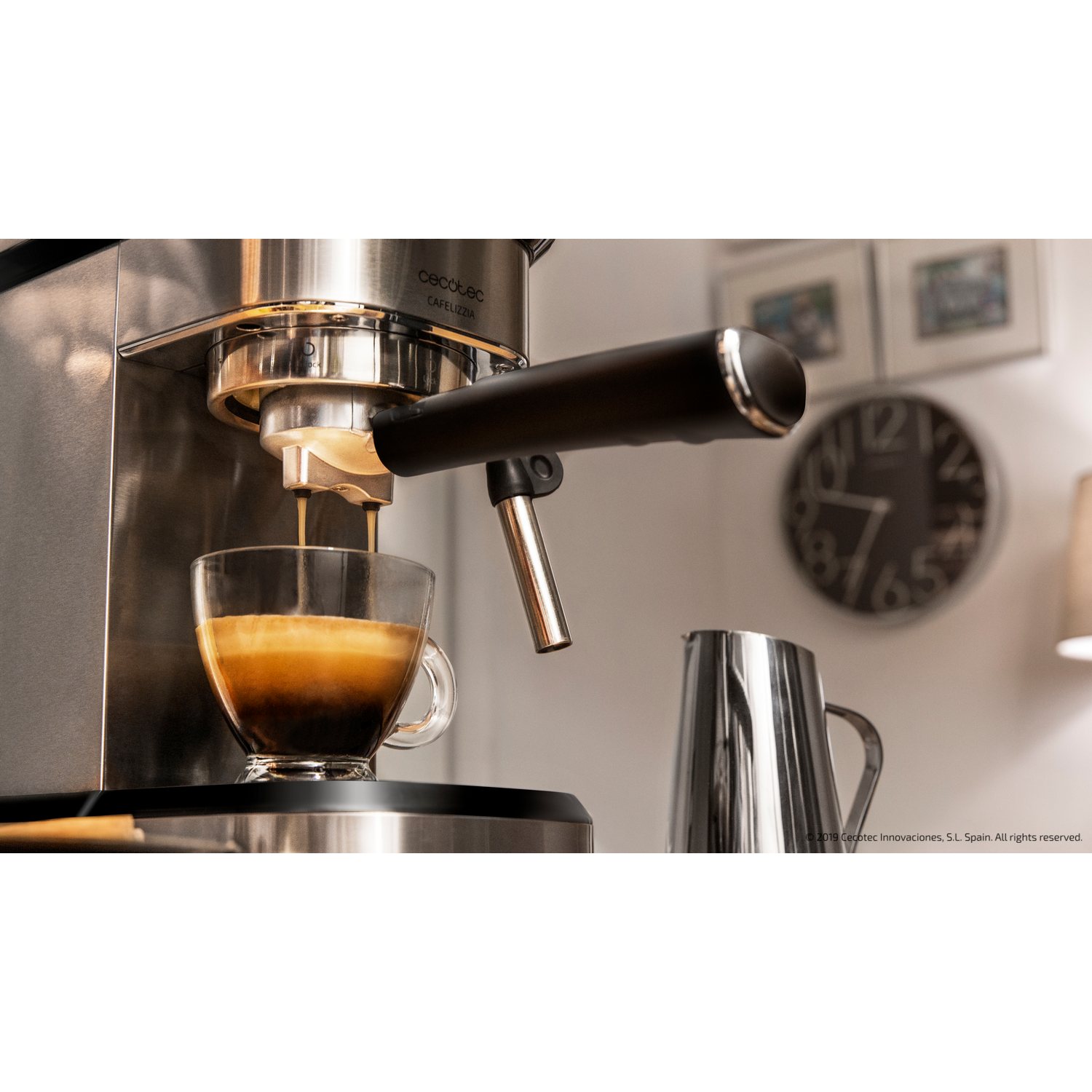 Cafetera con vaso de café. El café fluye en la taza.