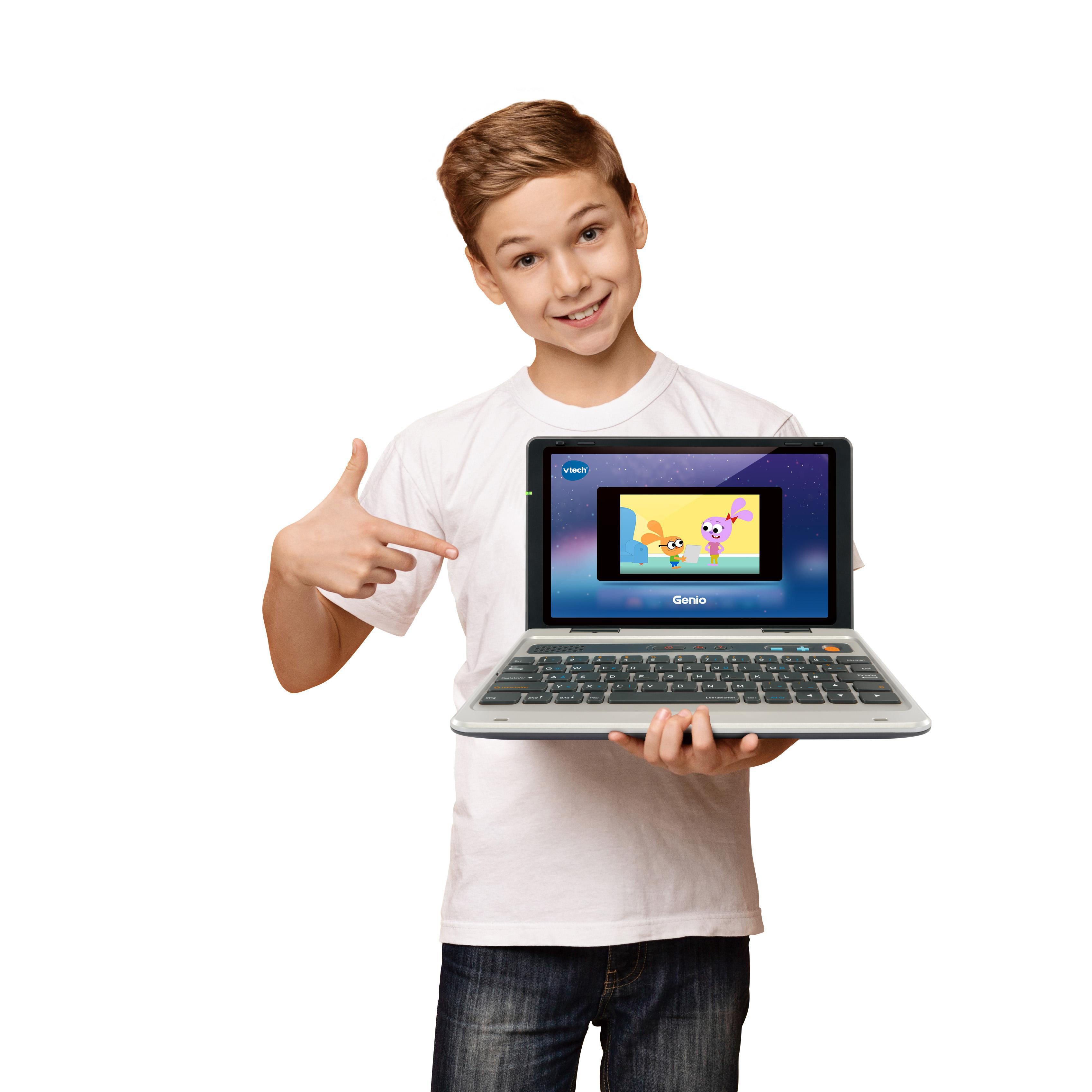 Ein Junge hält einen Laptop mit Zeichentrickfilm. Er zeigt auf den Bildschirm. Weißer Hintergrund.
