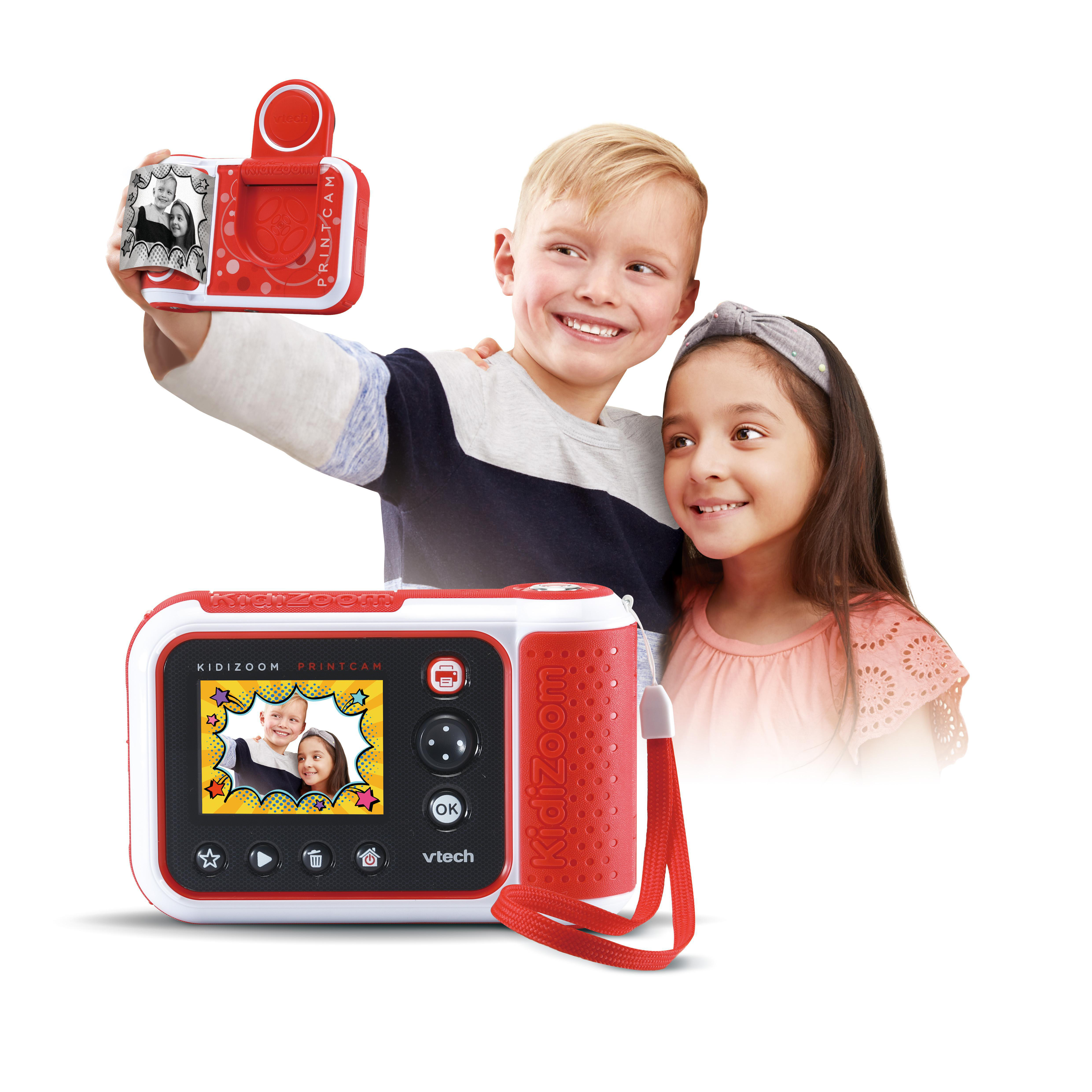 Zwei Kinder halten rote und weiße Kinderkameras. Eine Kamera zeigt ein Foto von ihnen.
